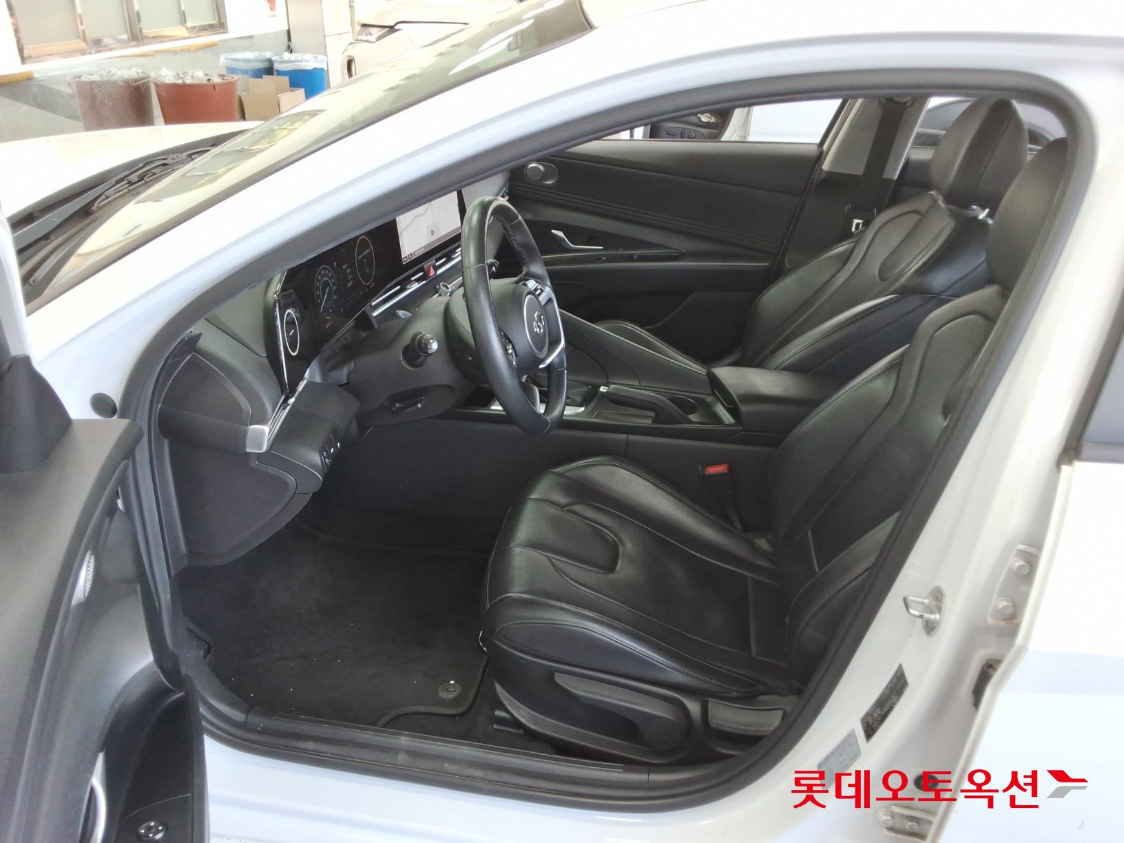 Hyundai Elantra - 36