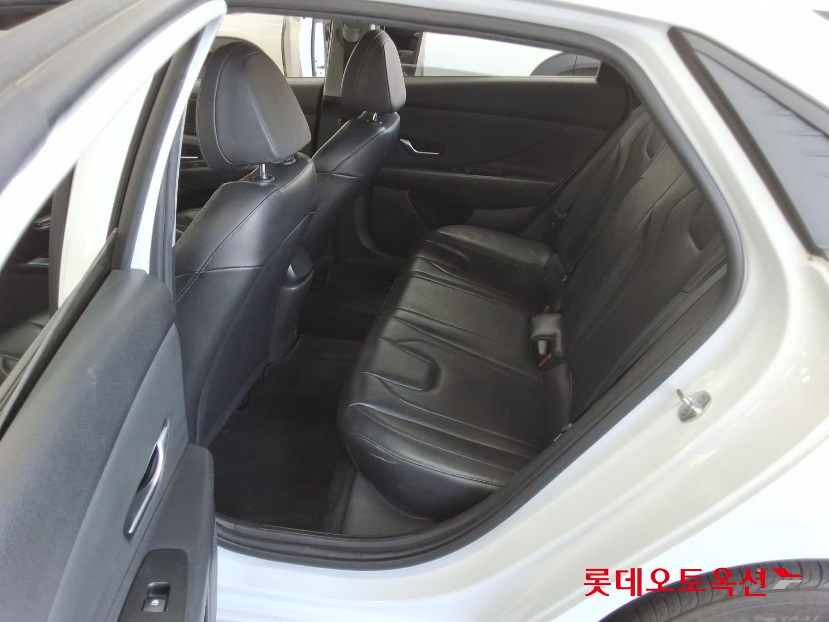 Hyundai Elantra - 38