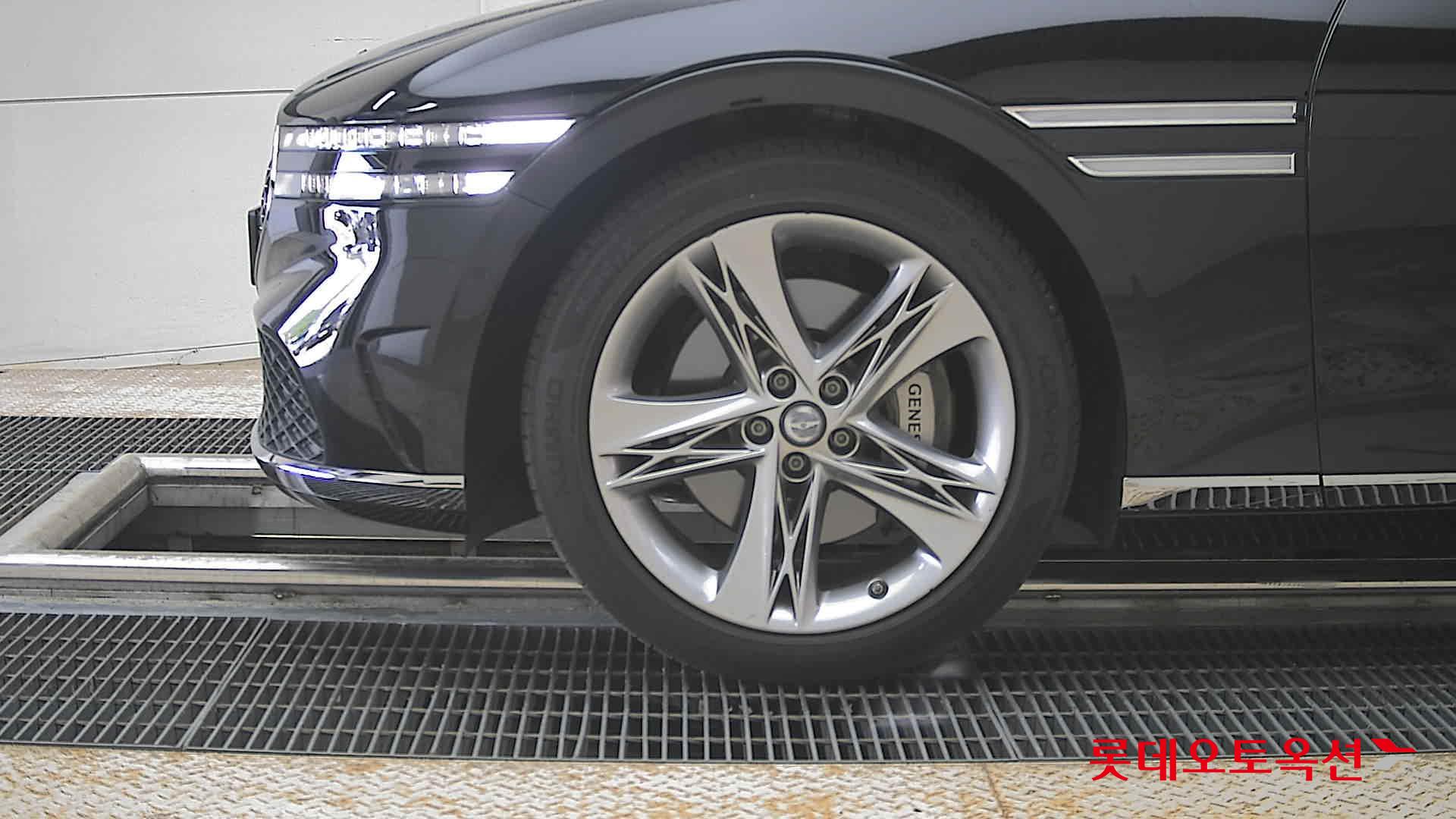 Genesis G90 - 25