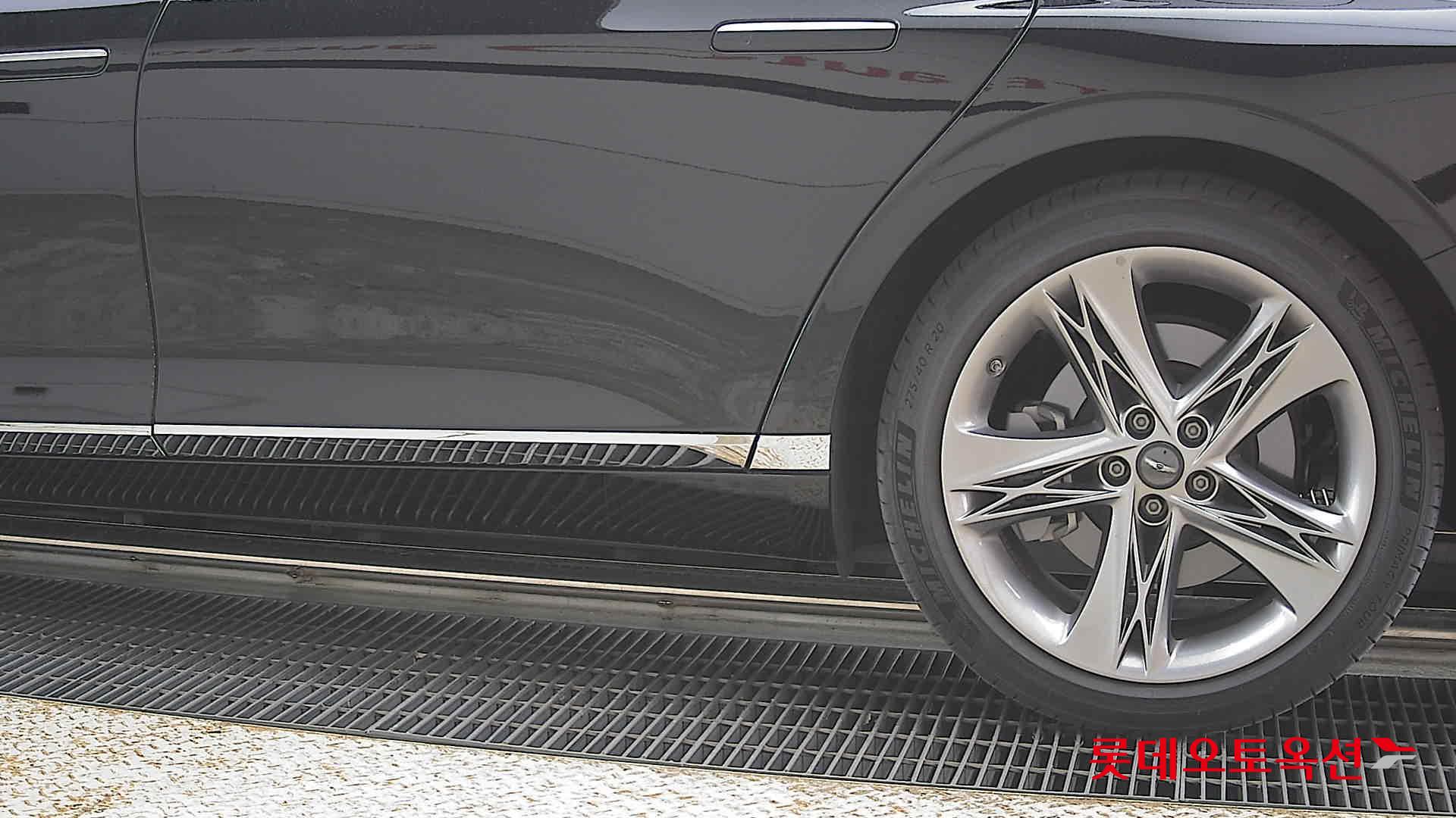 Genesis G90 - 26