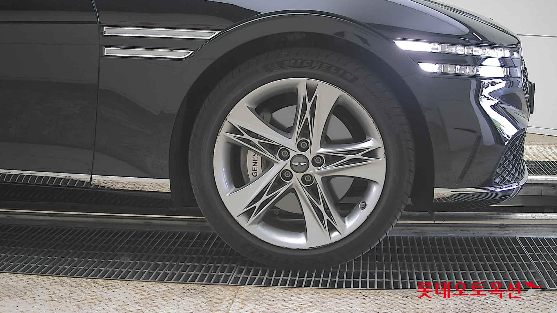 Genesis G90 - 27