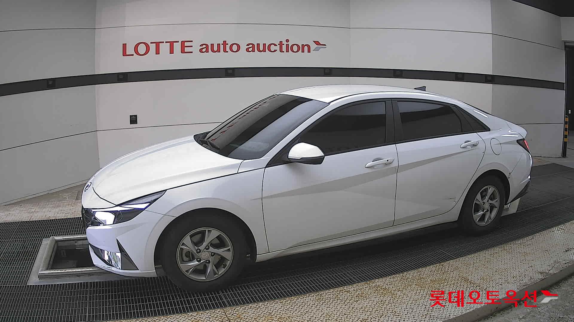 Hyundai Elantra - 12