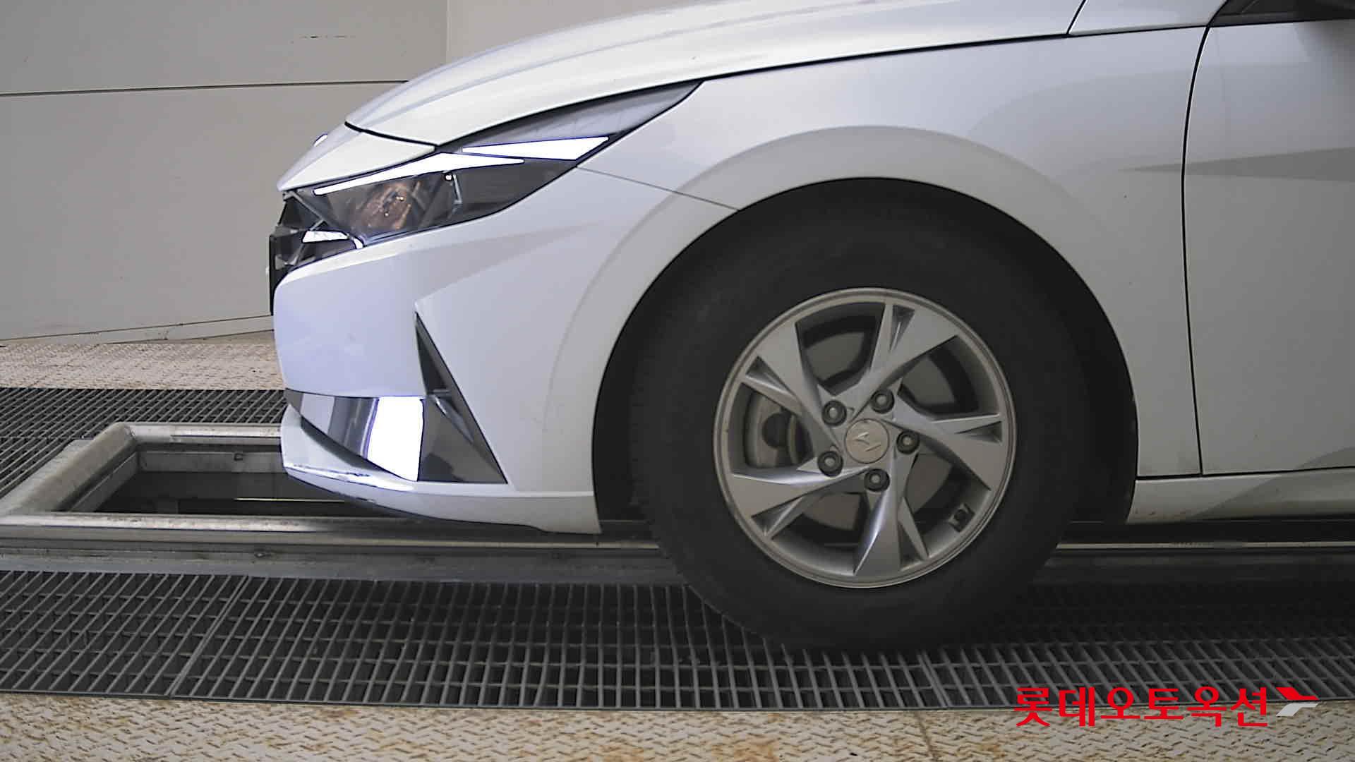 Hyundai Elantra - 25