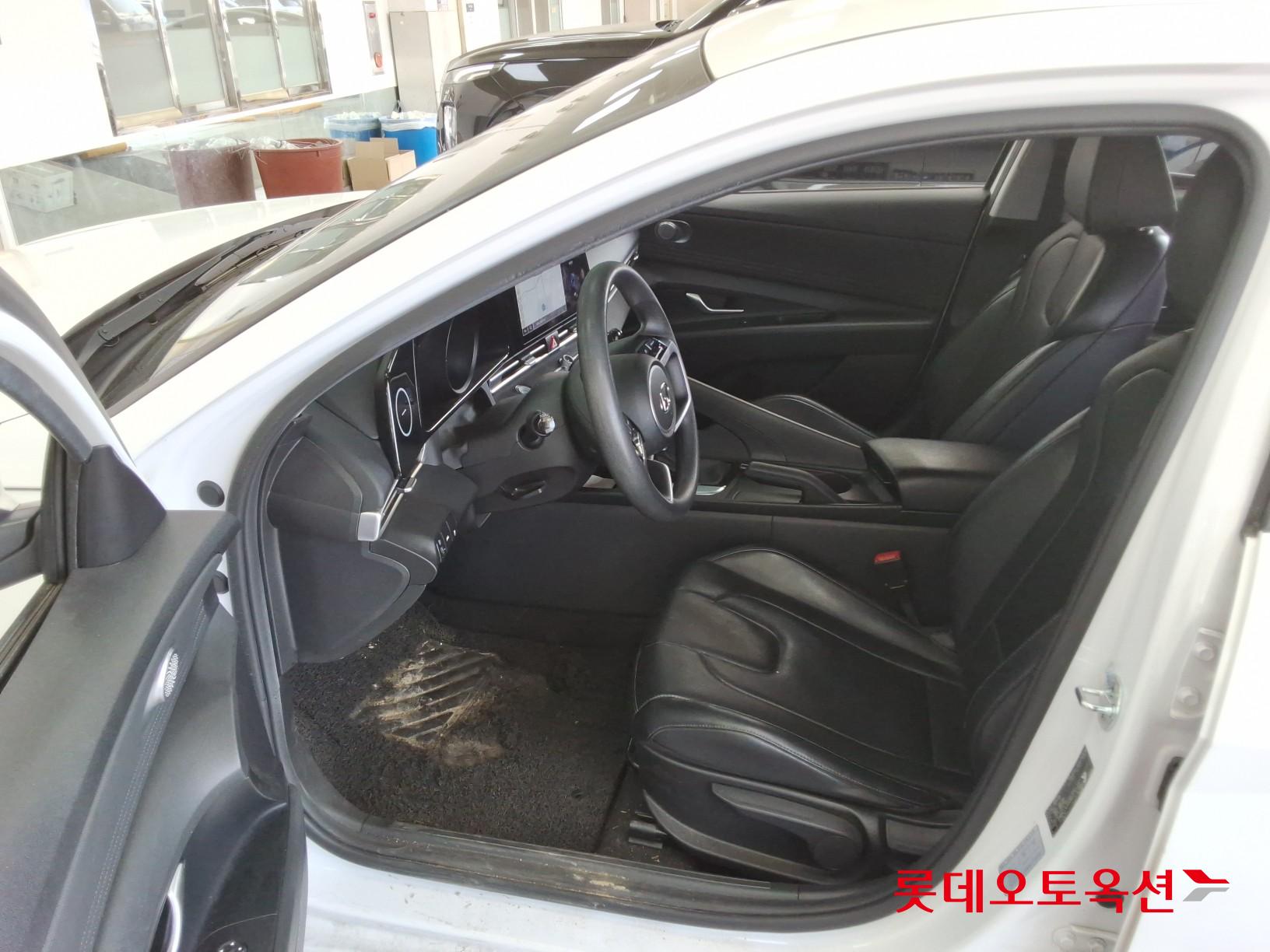 Hyundai Elantra - 36