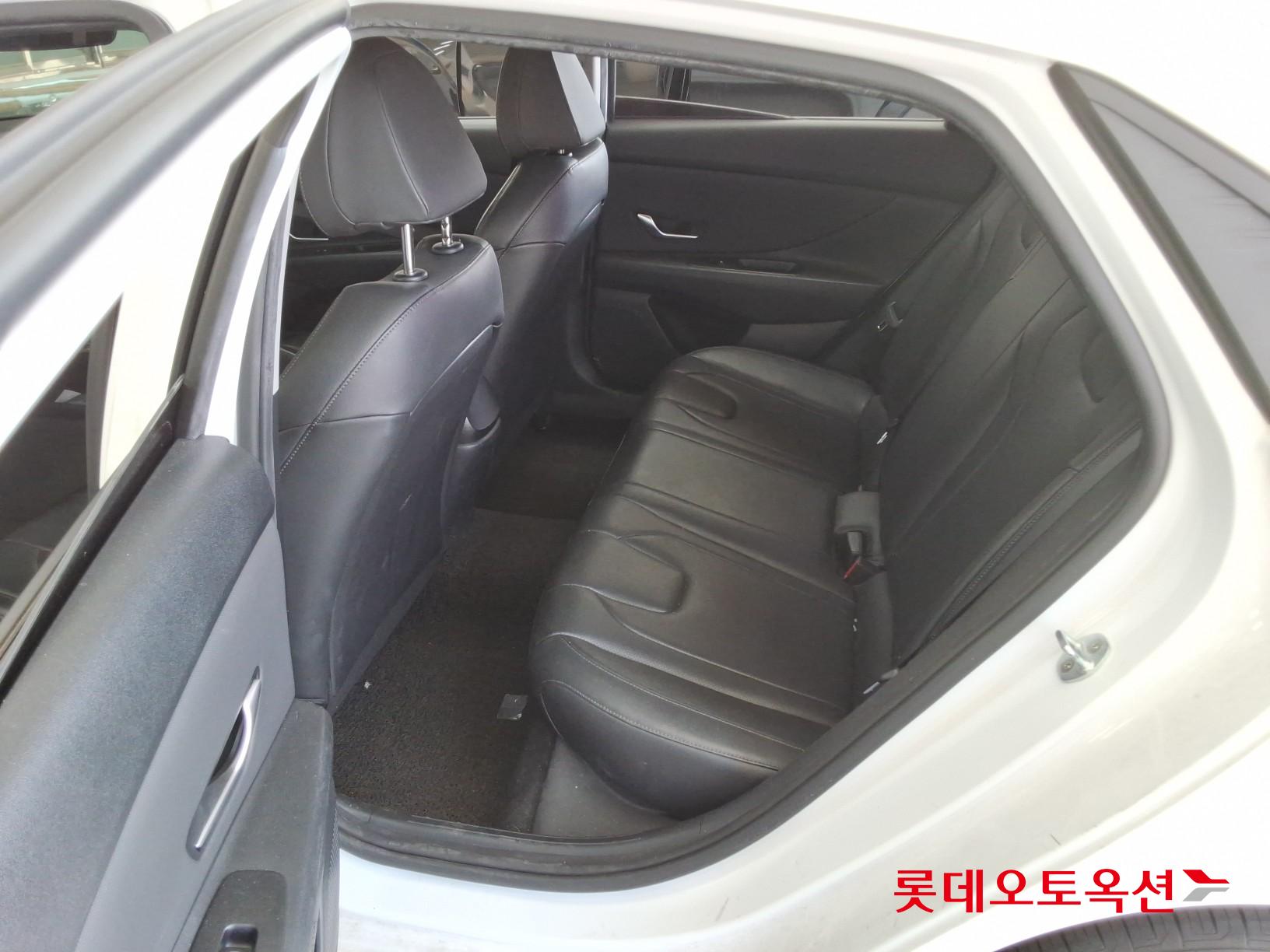 Hyundai Elantra - 38