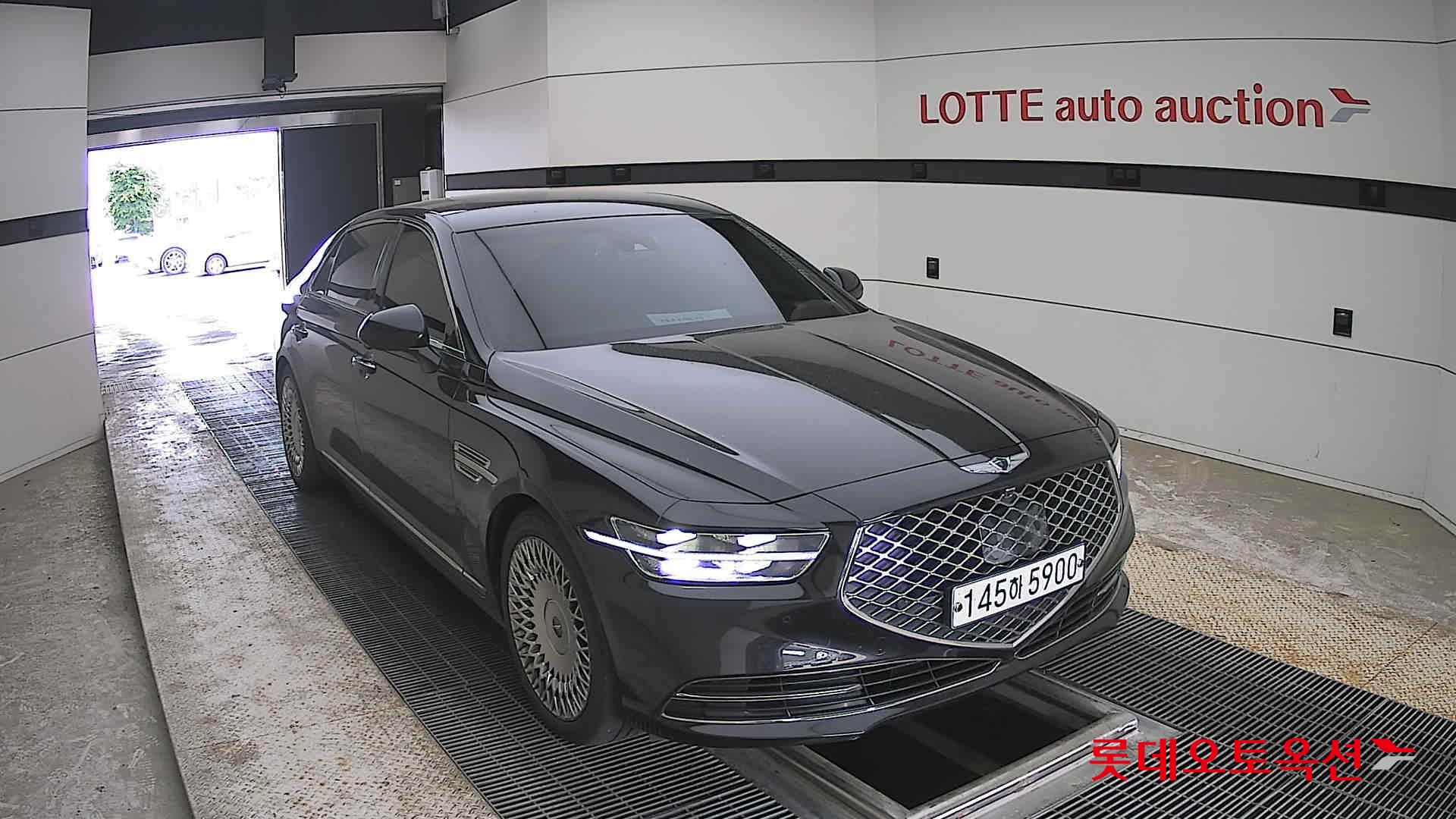 Genesis G90 - 24