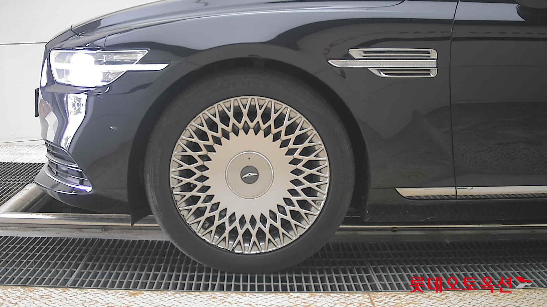 Genesis G90 - 25