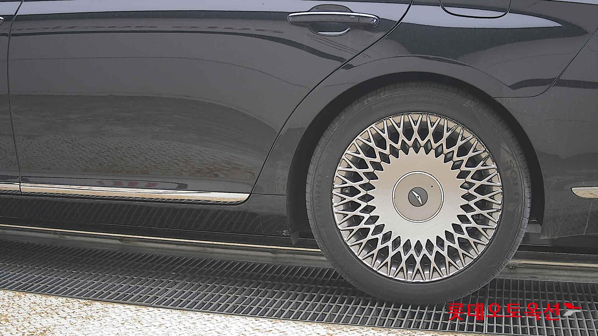 Genesis G90 - 26