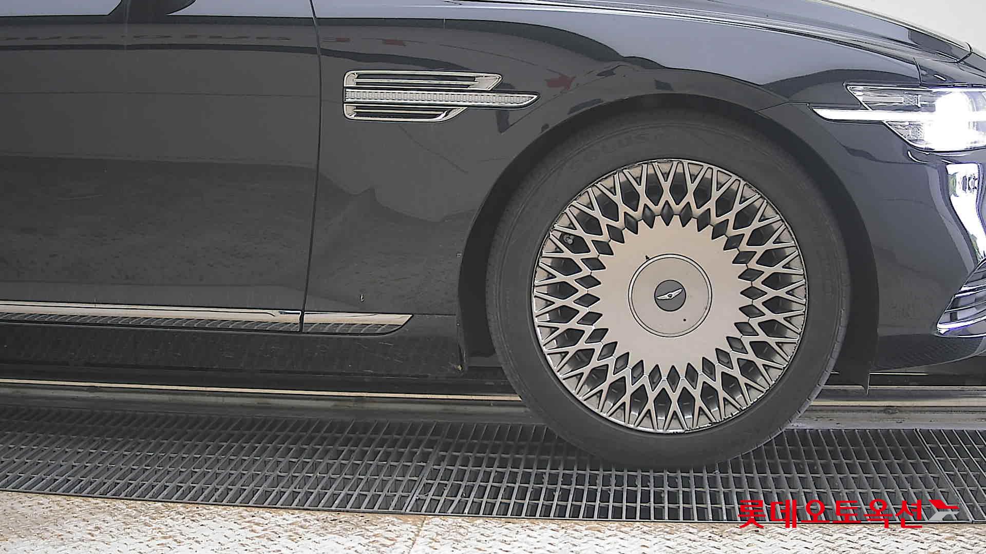 Genesis G90 - 27
