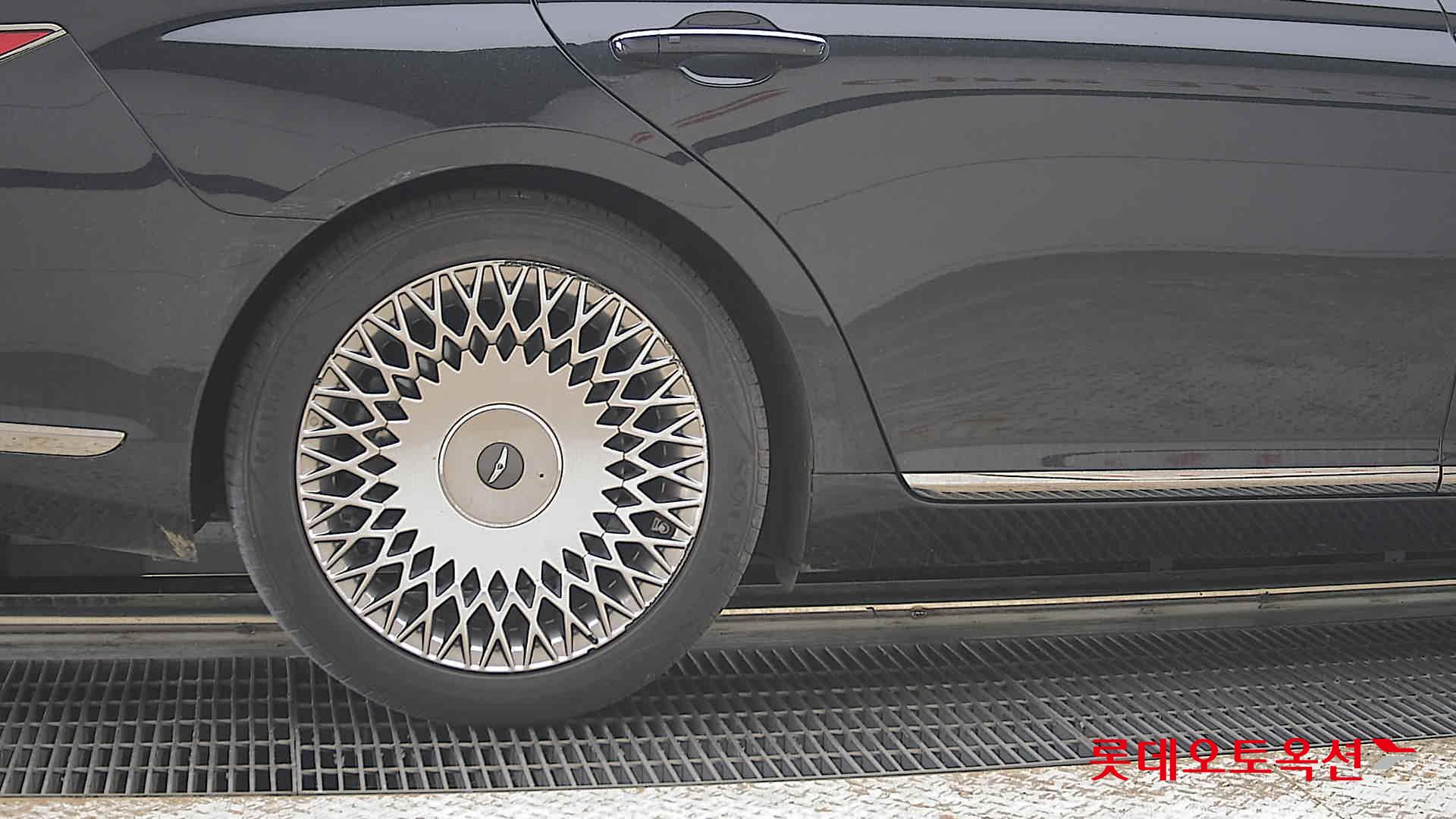 Genesis G90 - 28