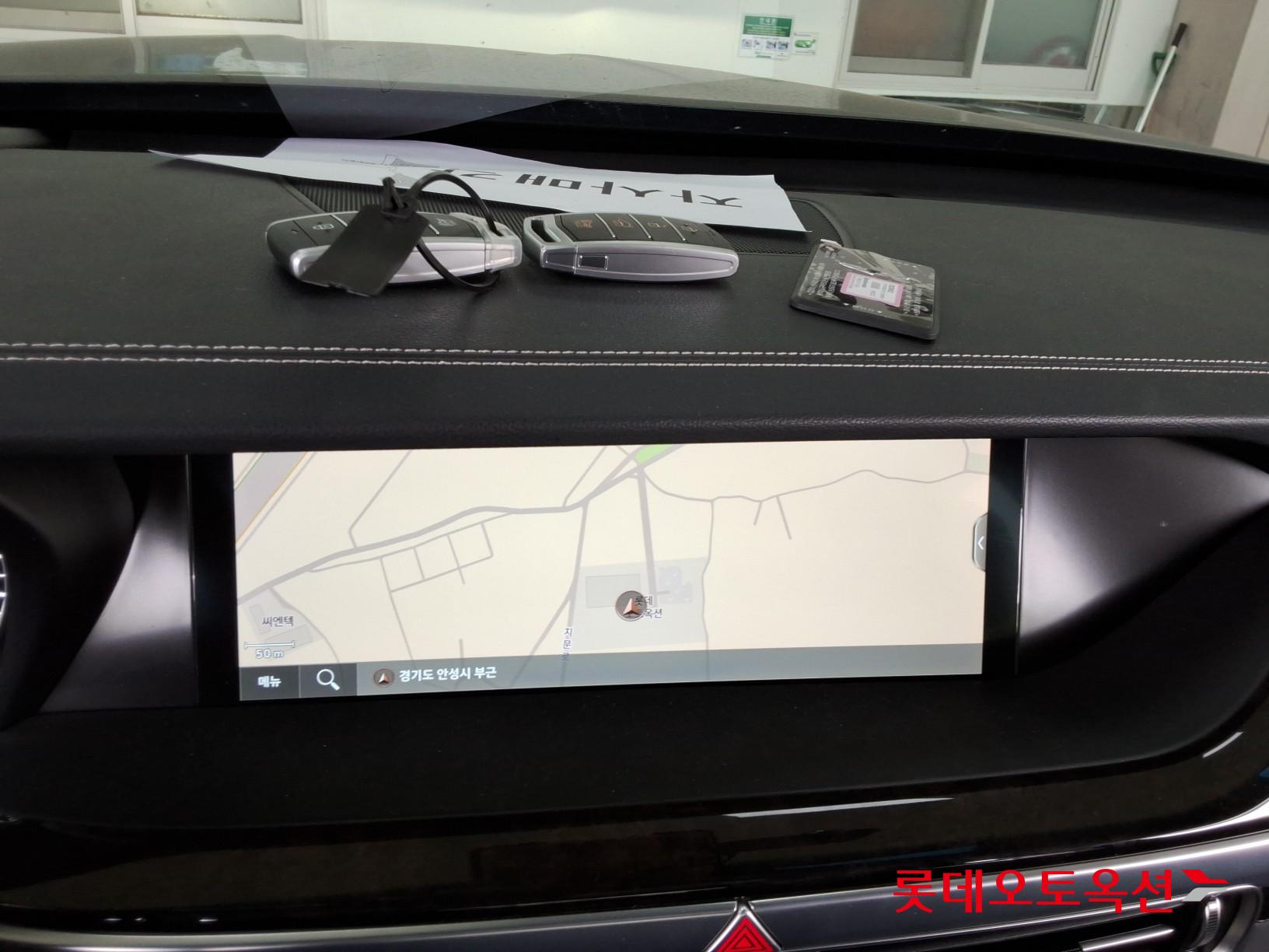 Genesis G90 - 32