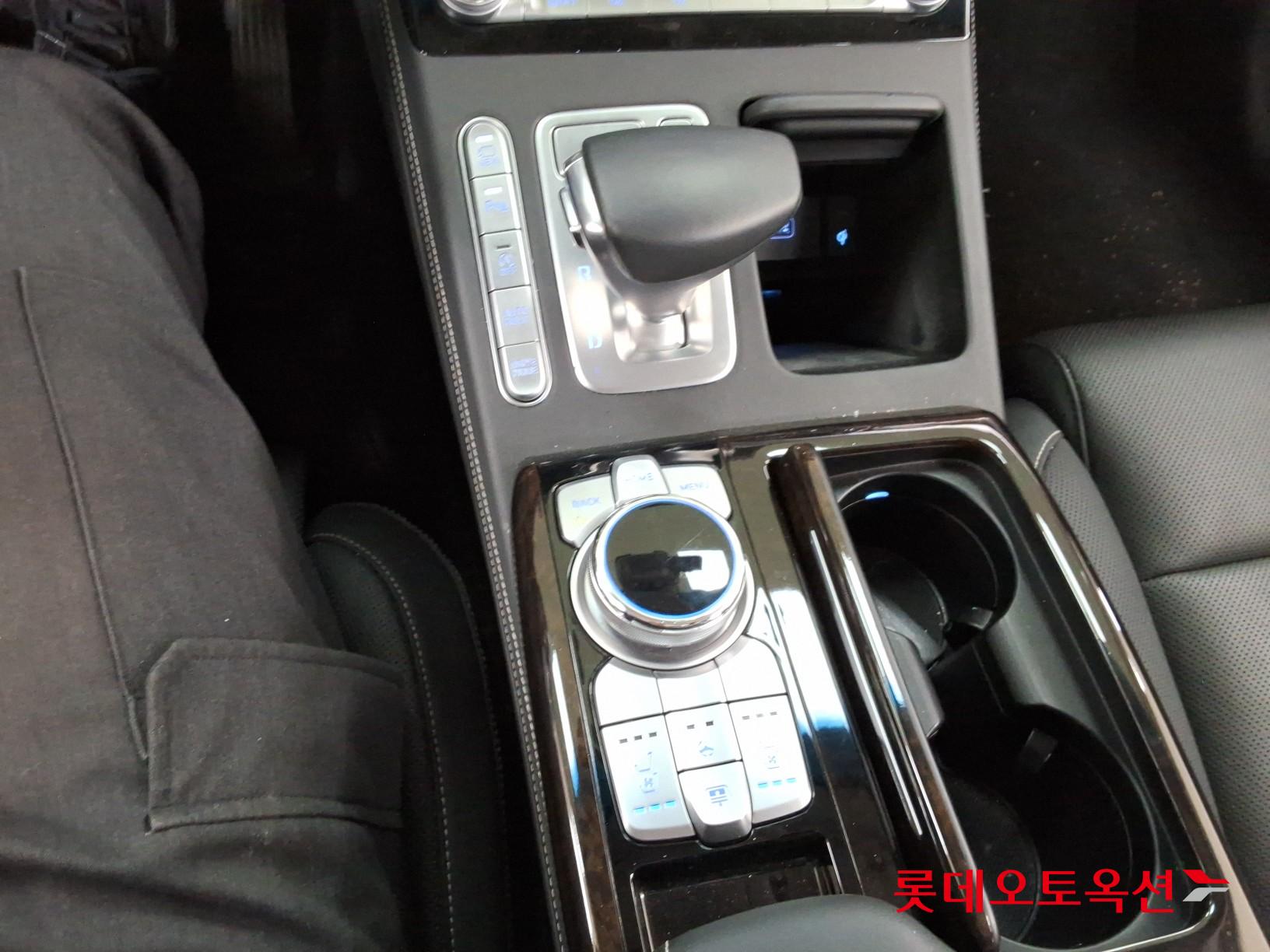 Genesis G90 - 34