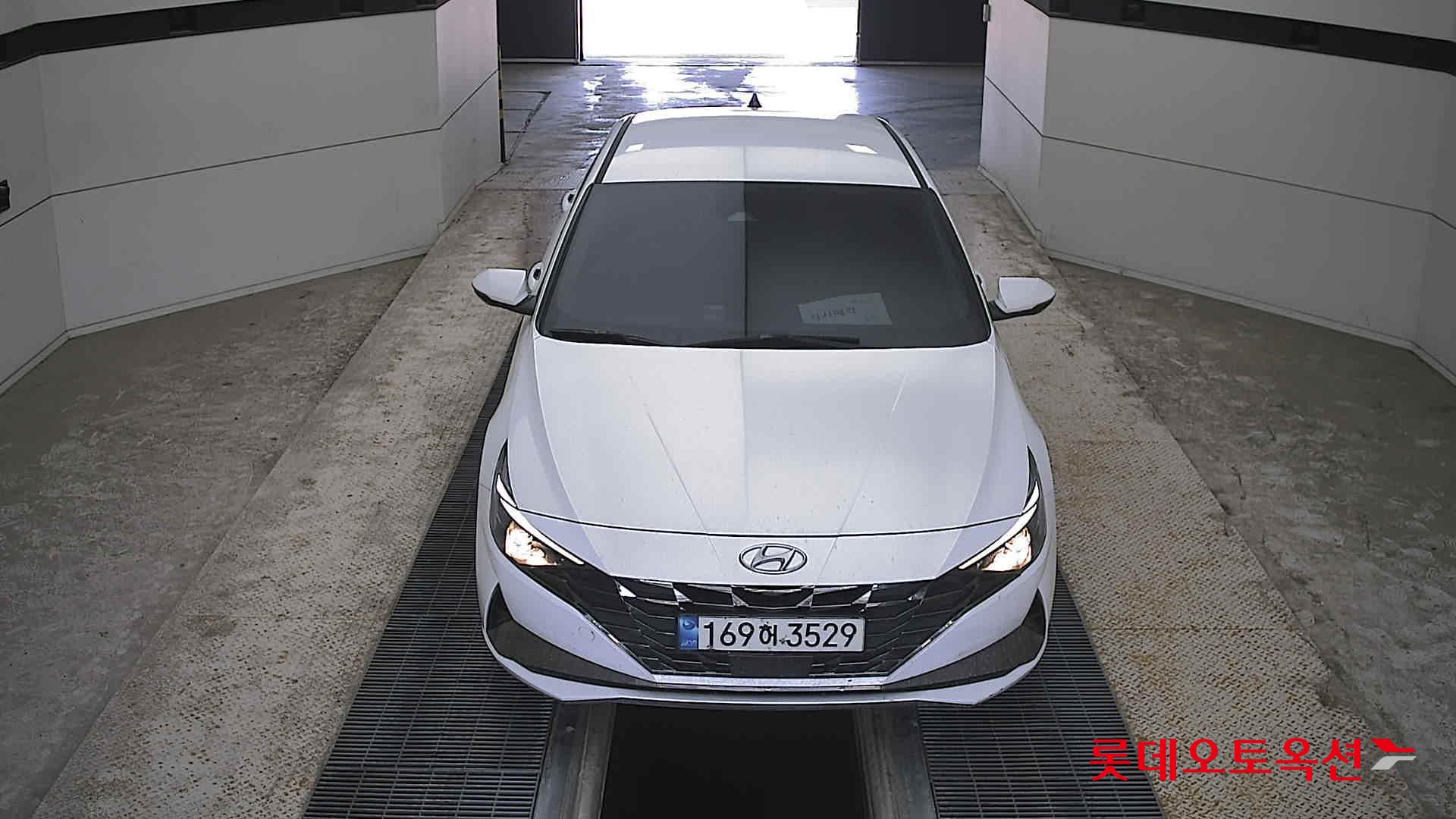 Hyundai Elantra - 1