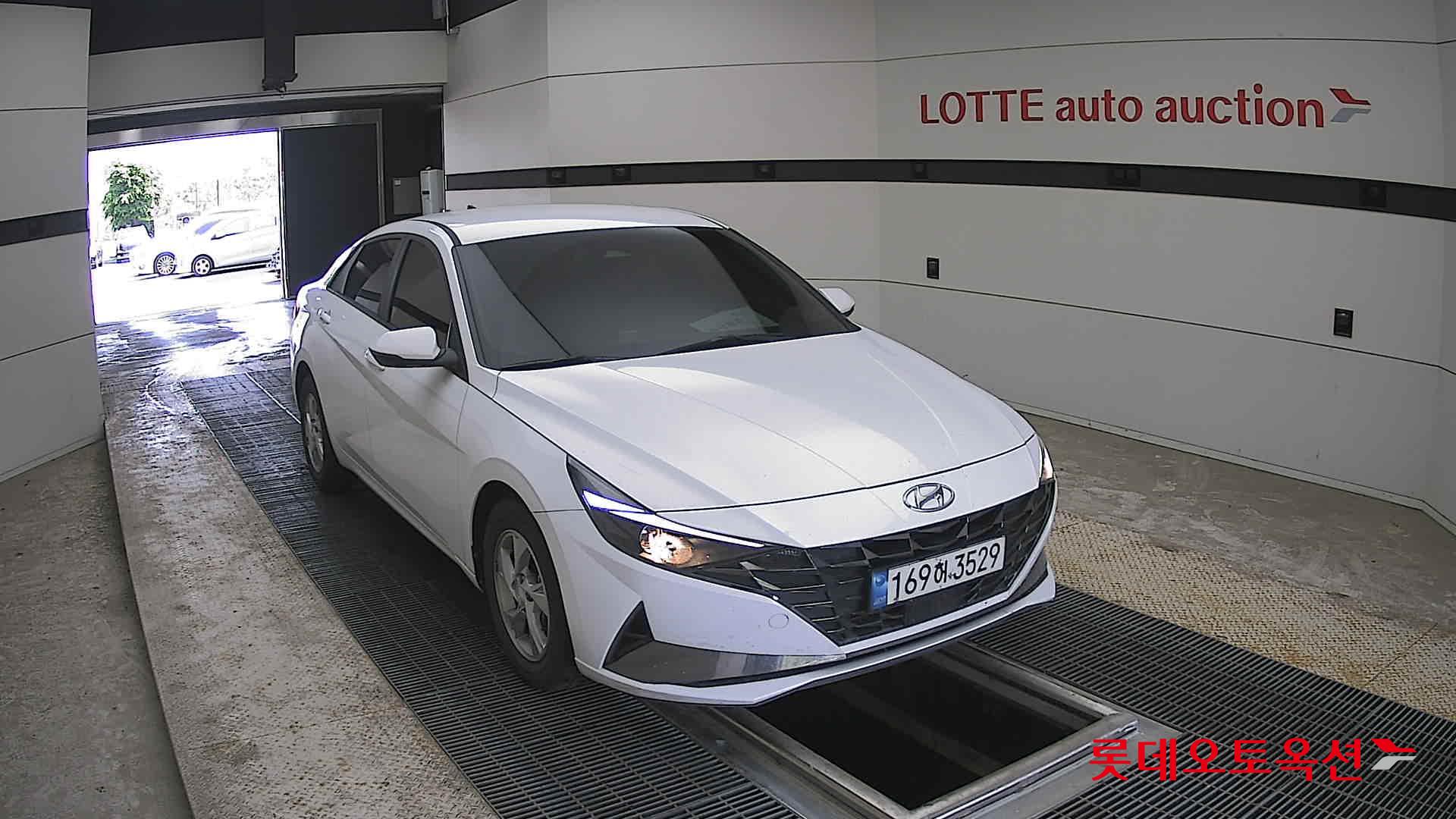 Hyundai Elantra - 24