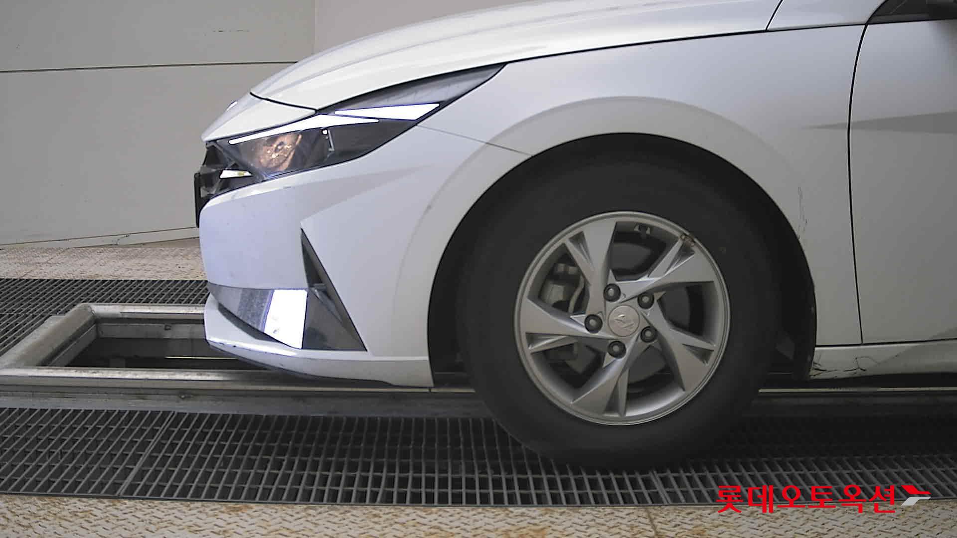 Hyundai Elantra - 25