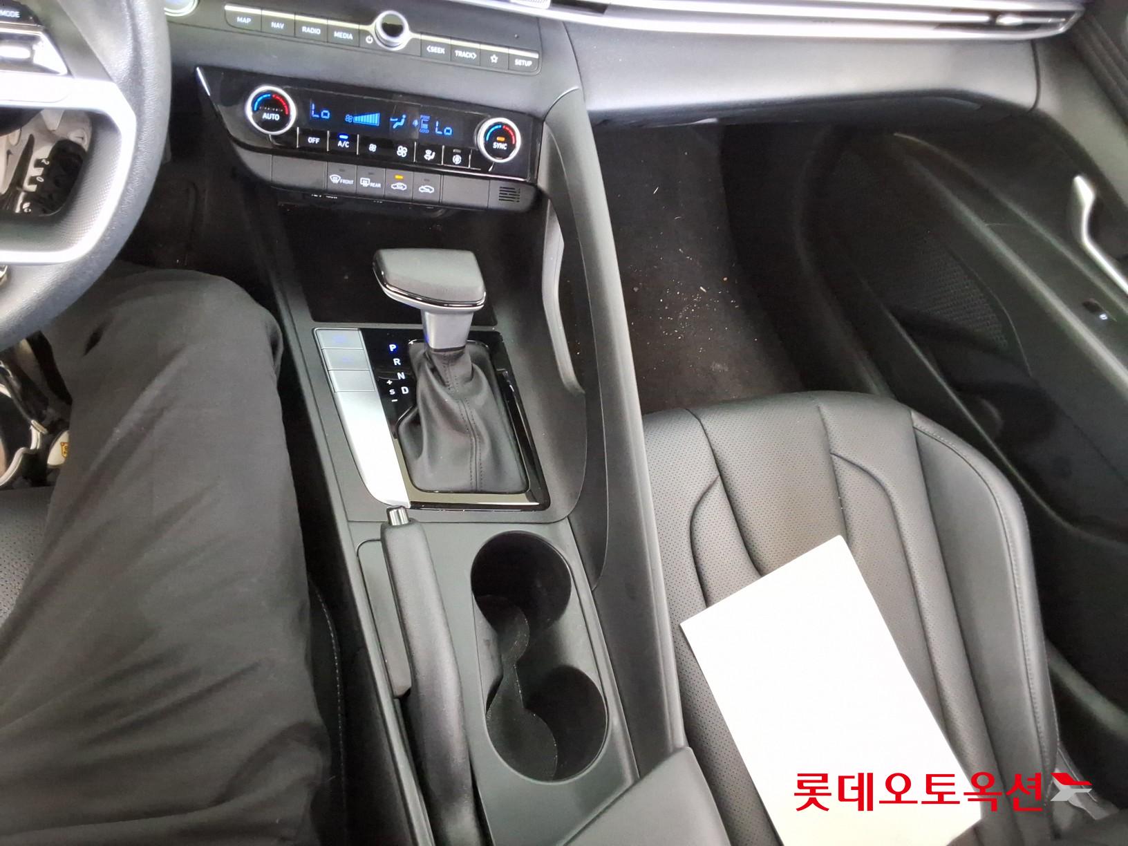 Hyundai Elantra - 33