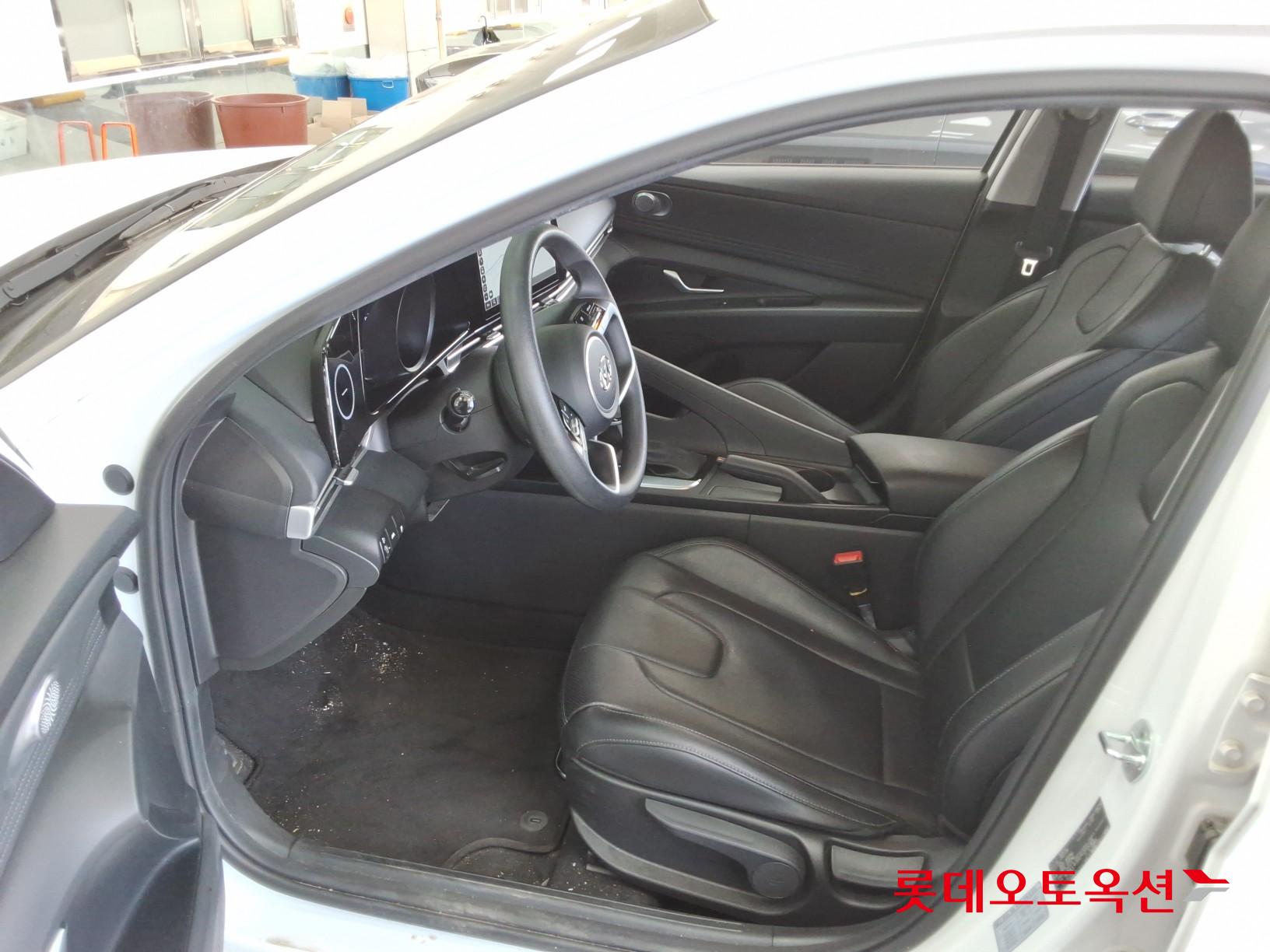 Hyundai Elantra - 36