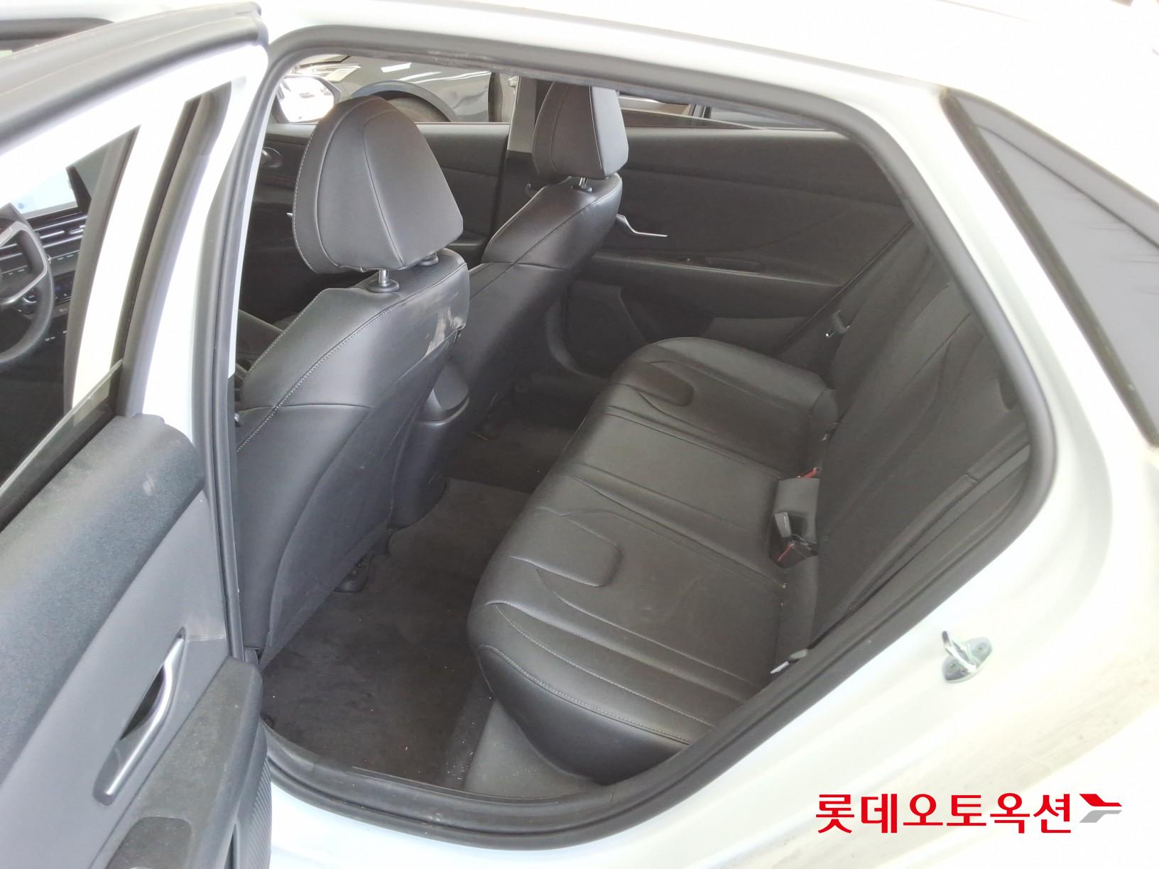 Hyundai Elantra - 38
