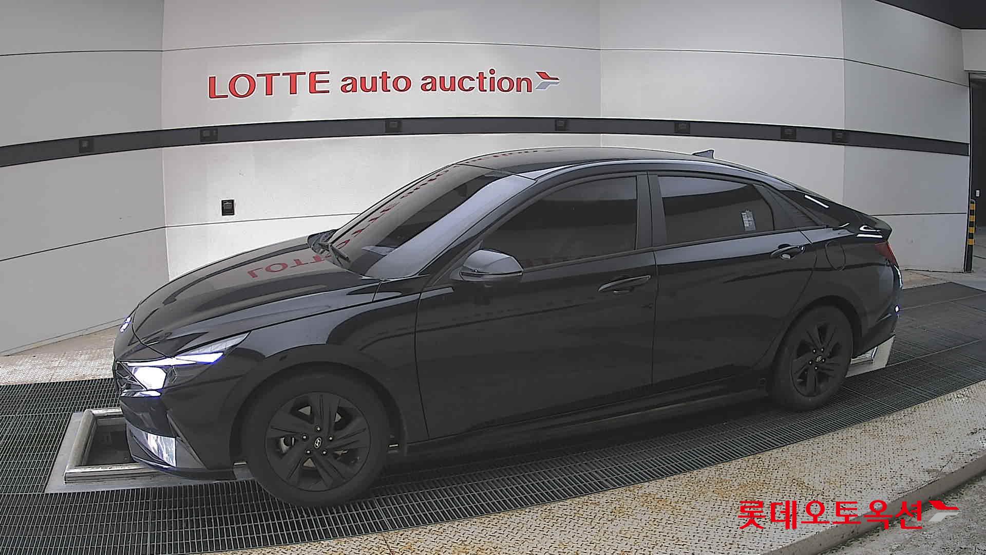 Hyundai Elantra - 12