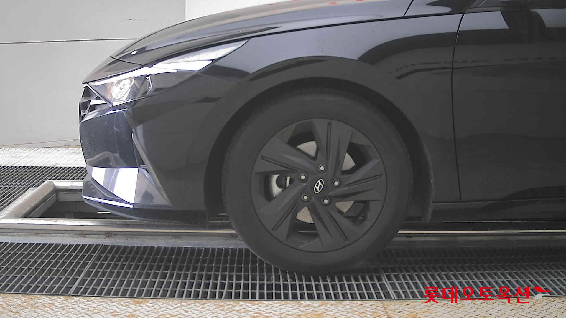 Hyundai Elantra - 25