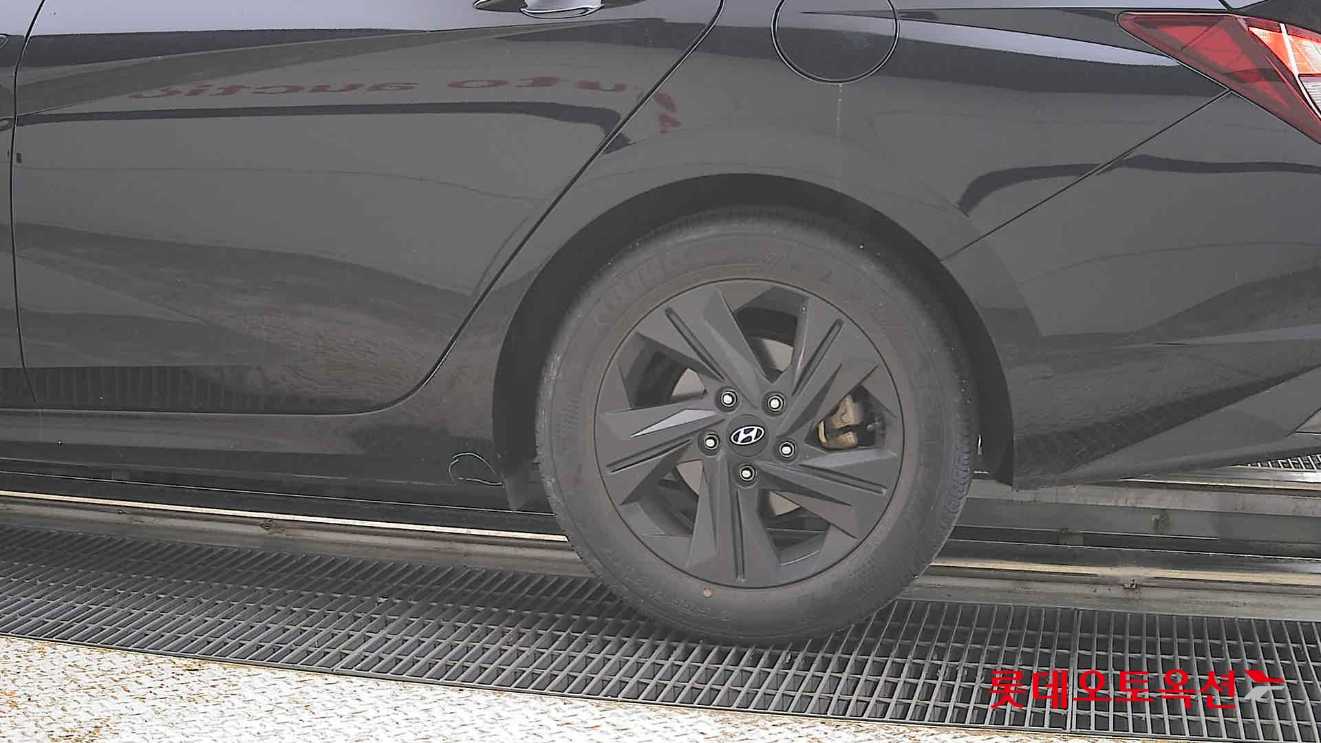 Hyundai Elantra - 26