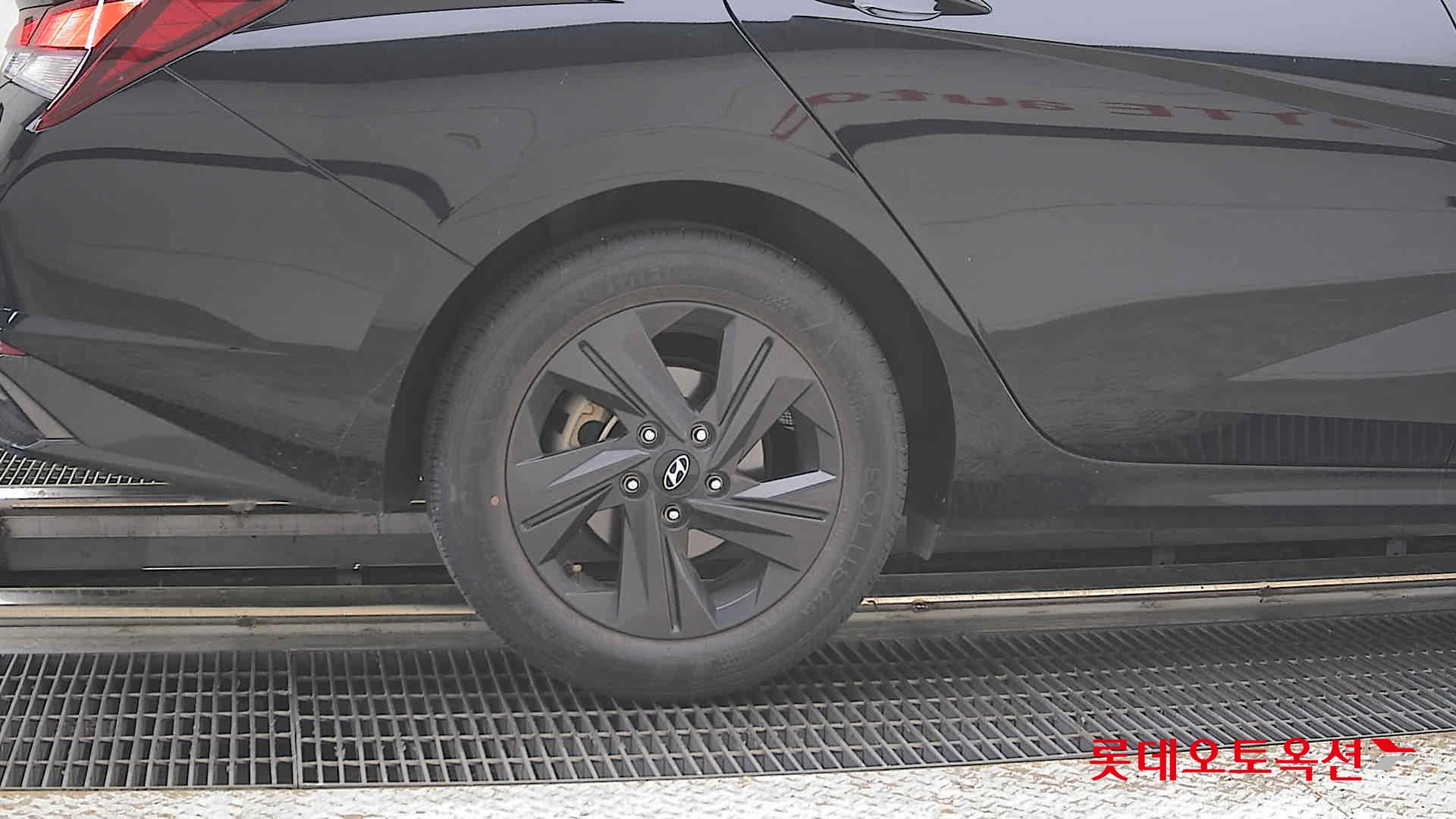 Hyundai Elantra - 28