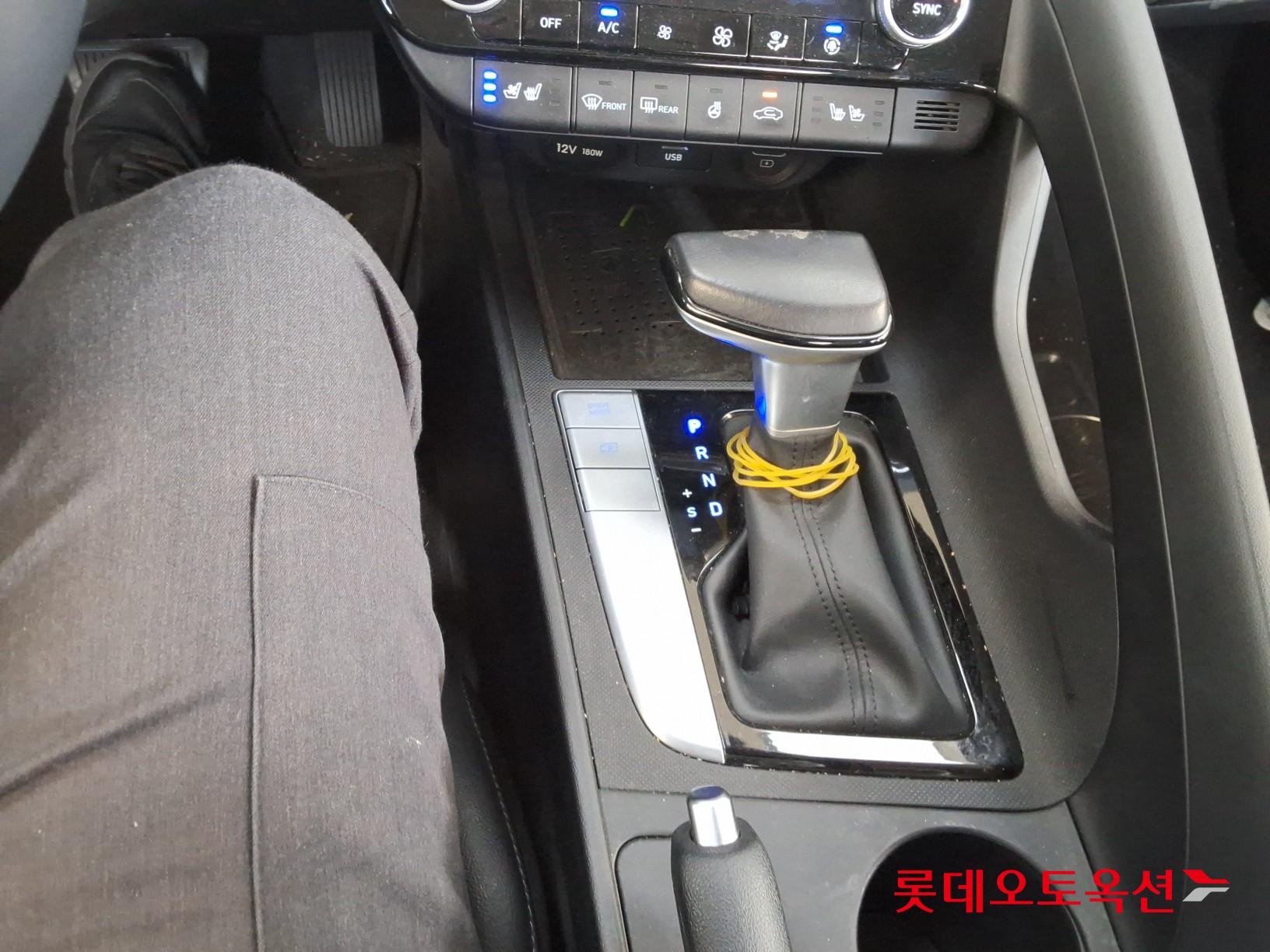 Hyundai Elantra - 34