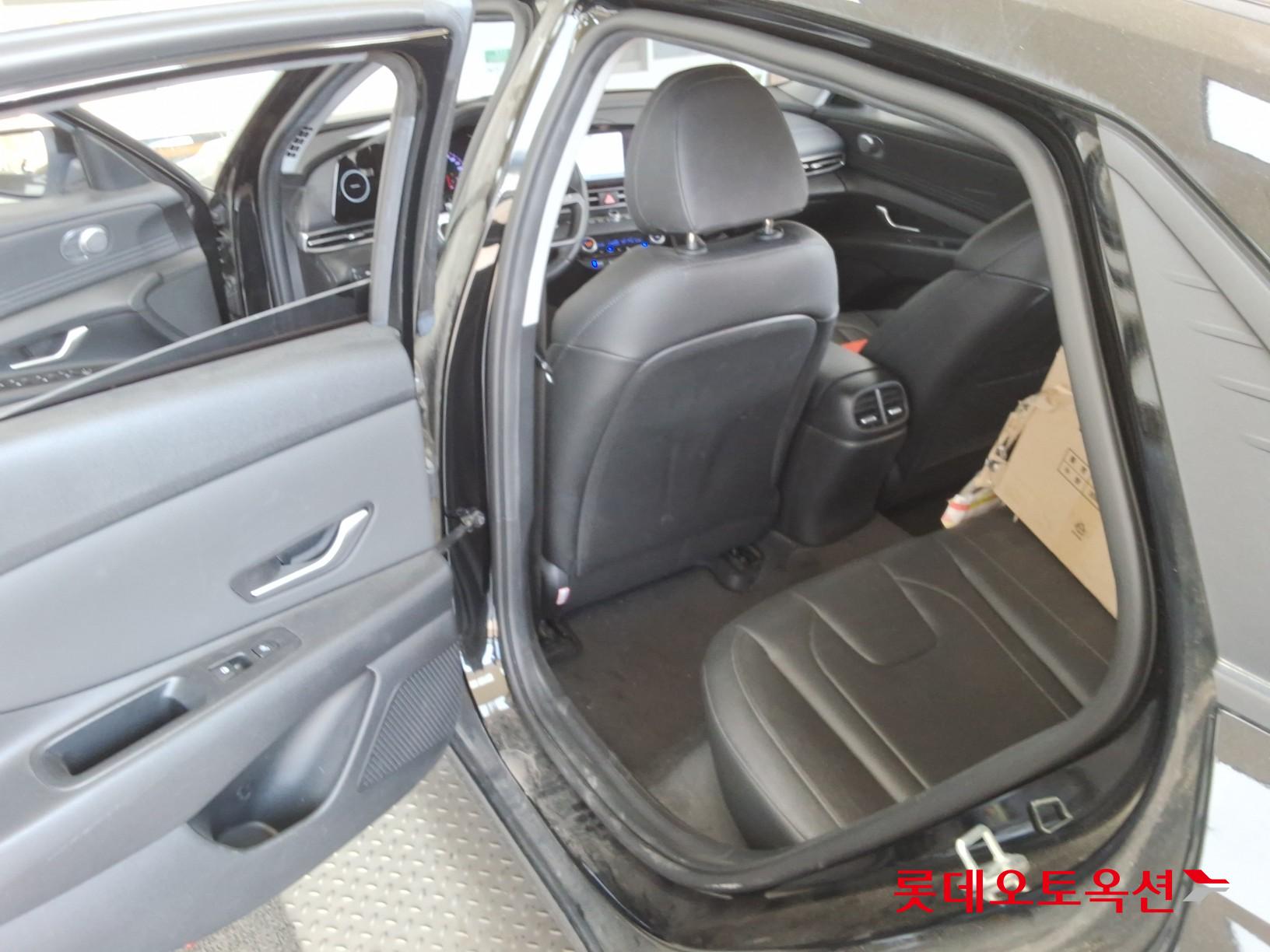 Hyundai Elantra - 38