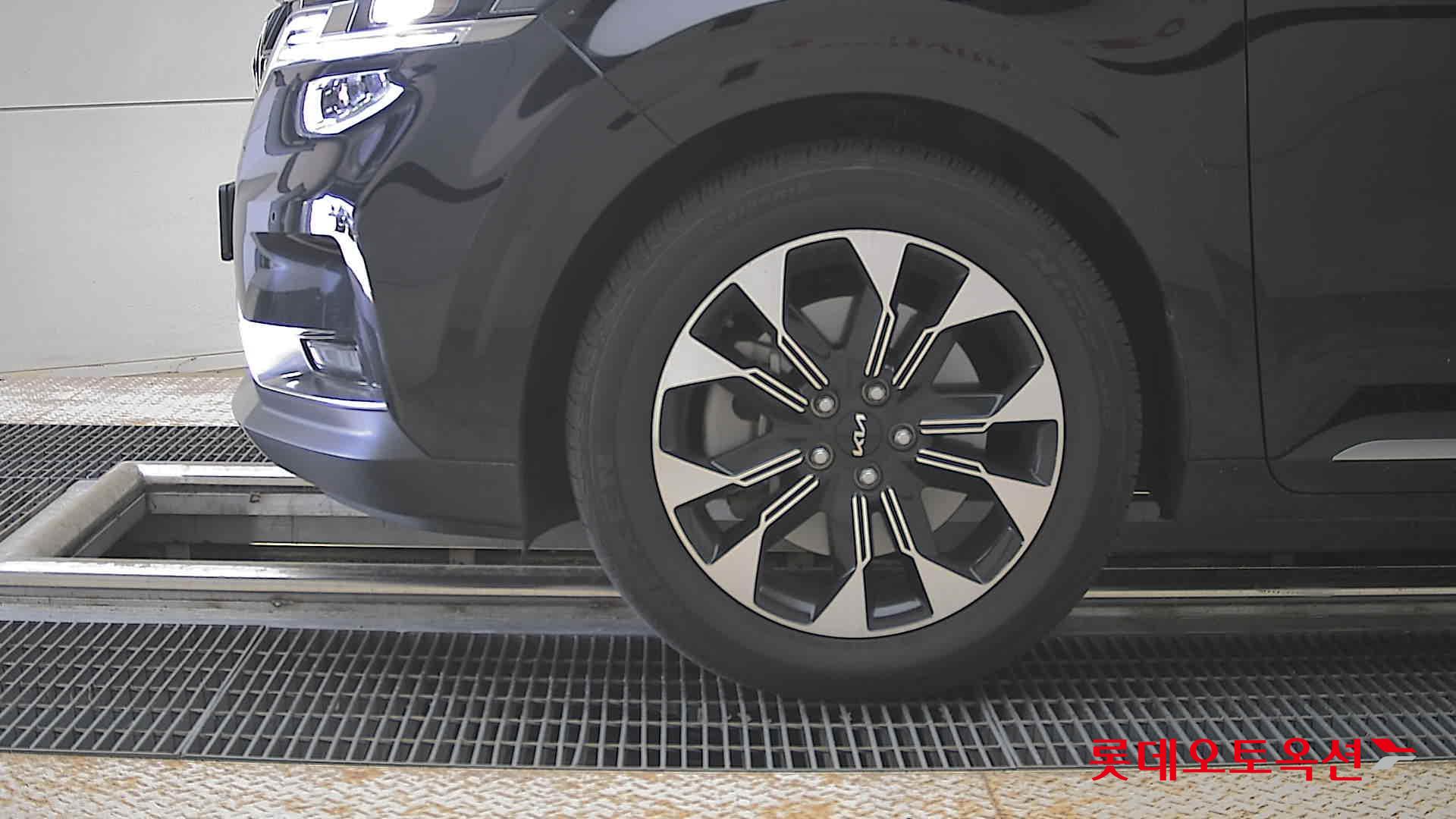 Kia Carnival - 25