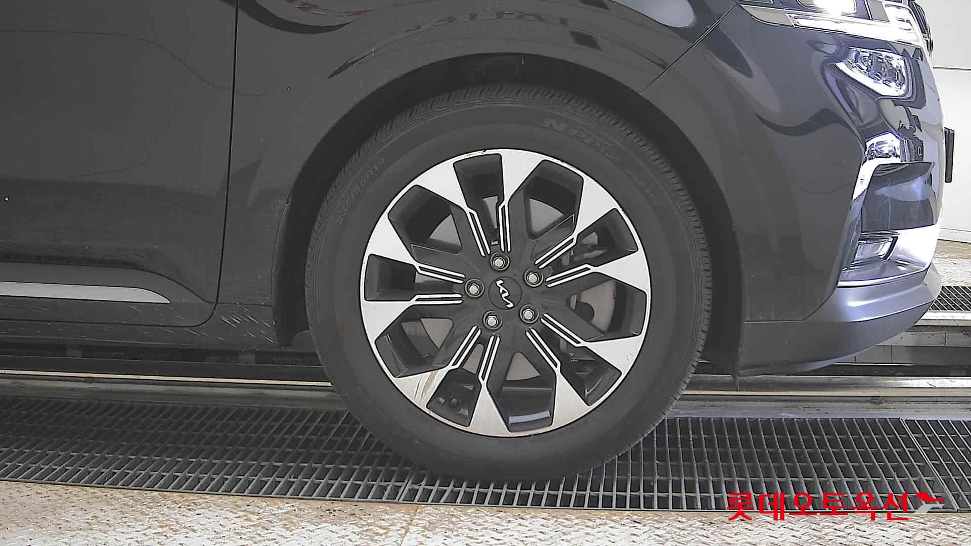 Kia Carnival - 27