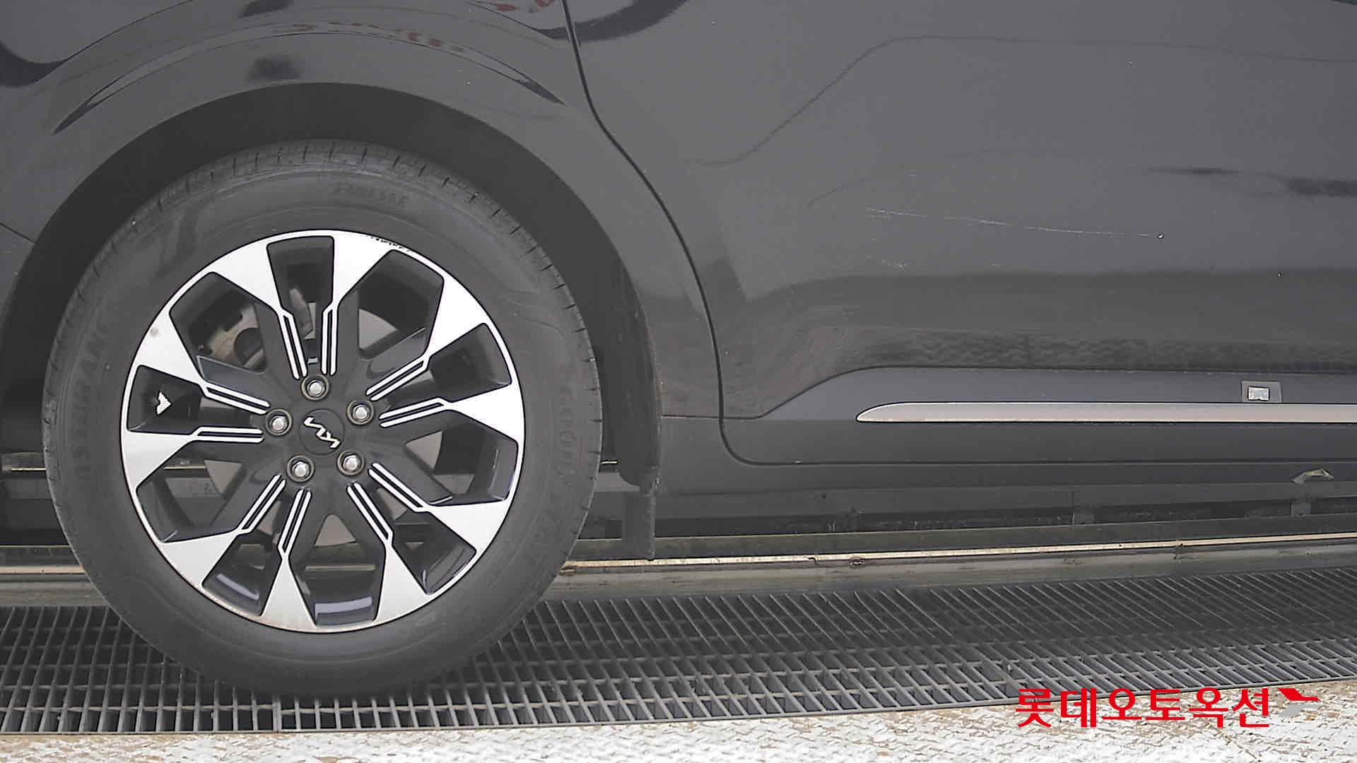 Kia Carnival - 28