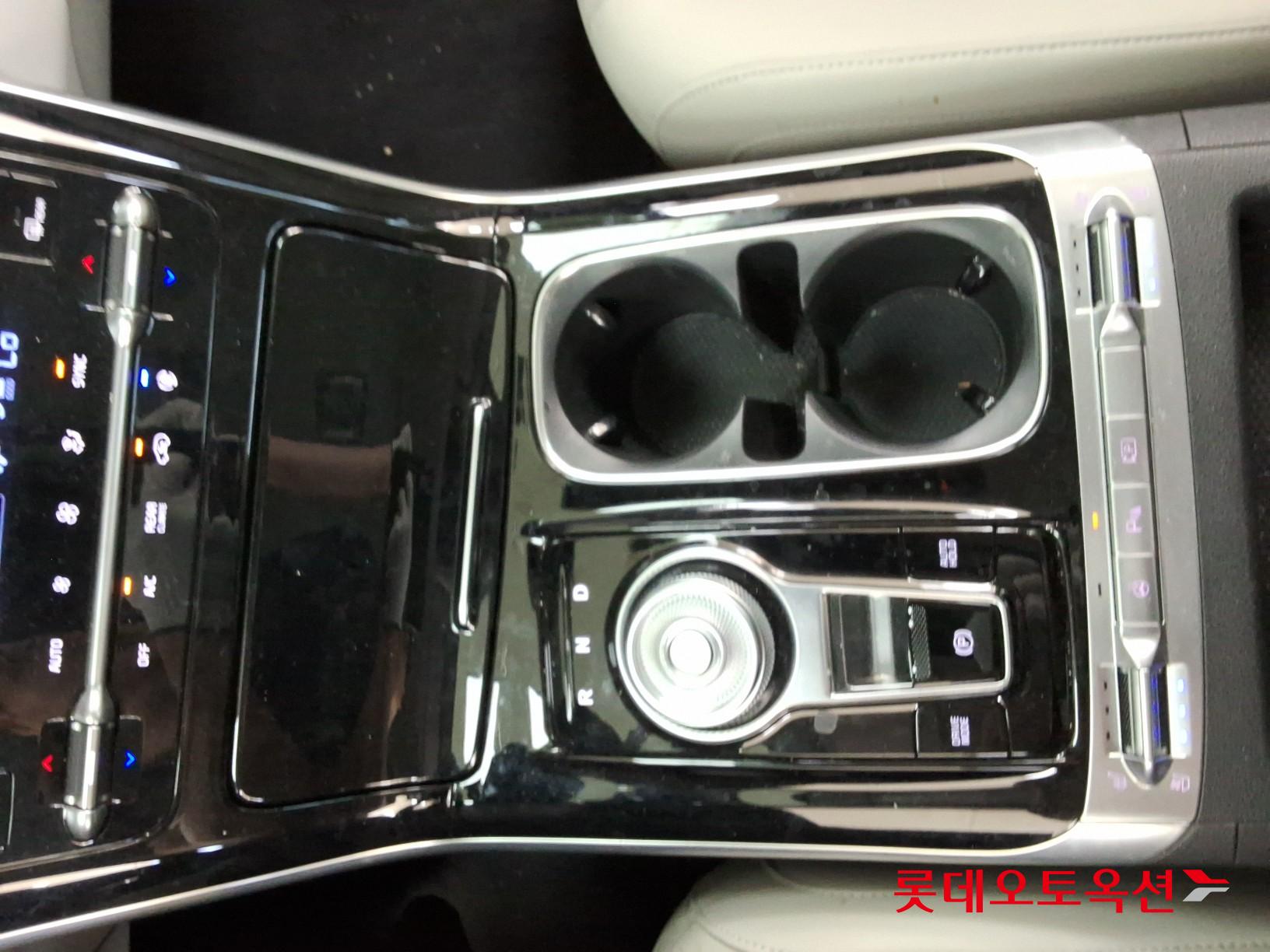 Kia Carnival - 32