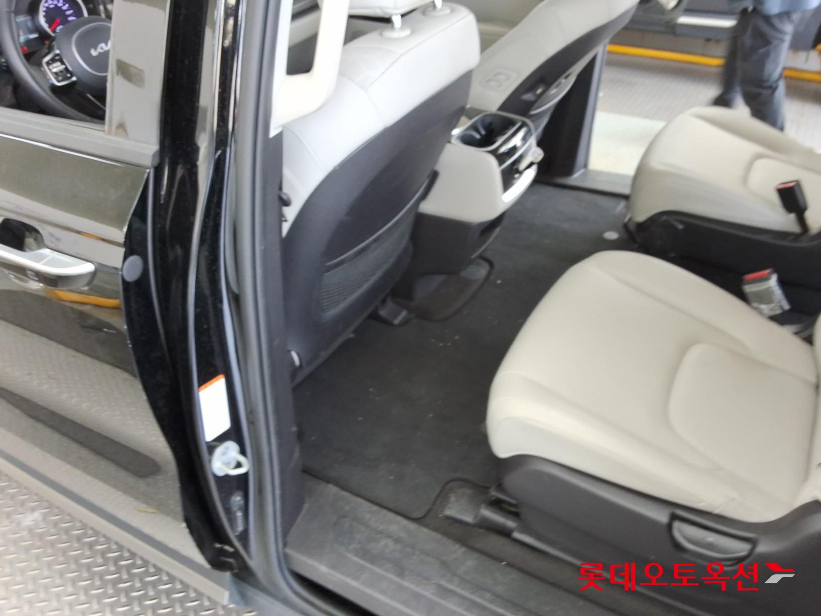 Kia Carnival - 37