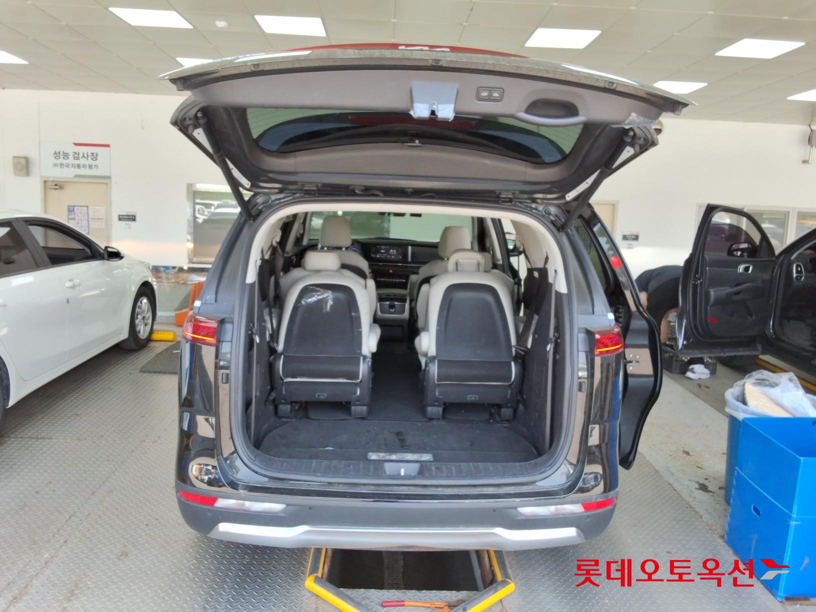 Kia Carnival - 9