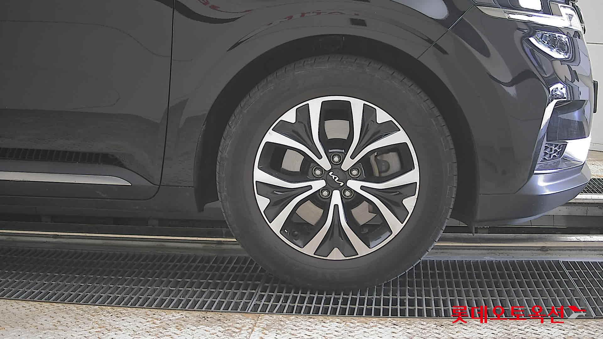 Kia Carnival - 27