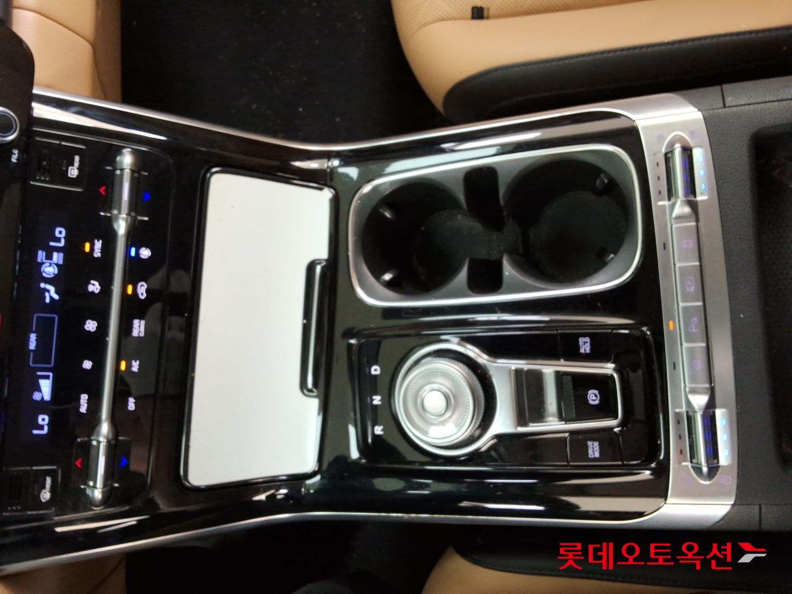 Kia Carnival - 32