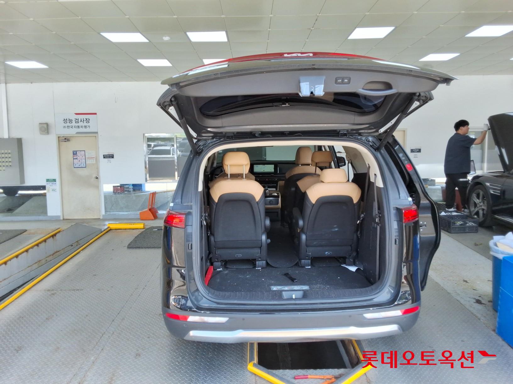 Kia Carnival - 9