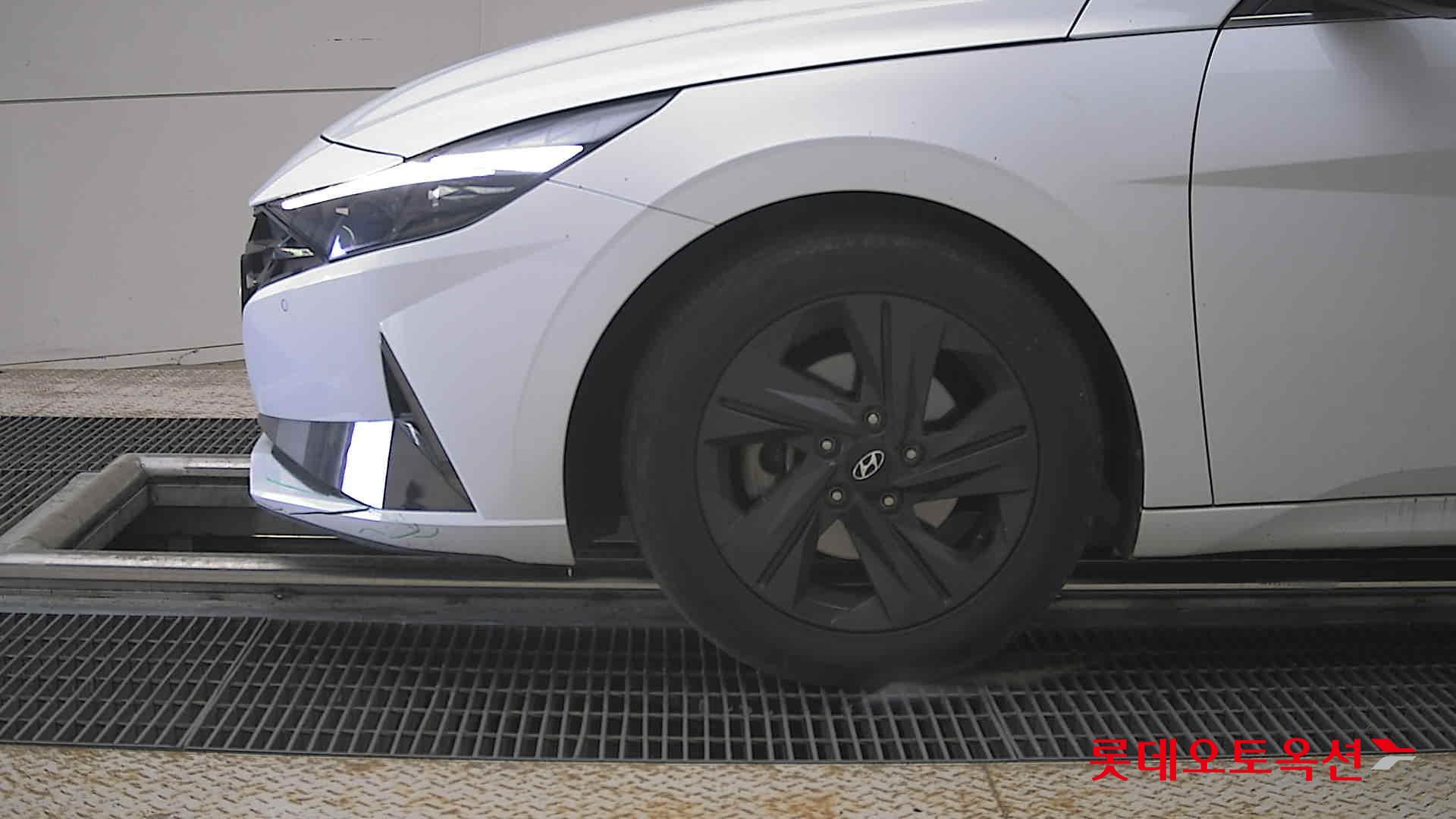 Hyundai Elantra - 25