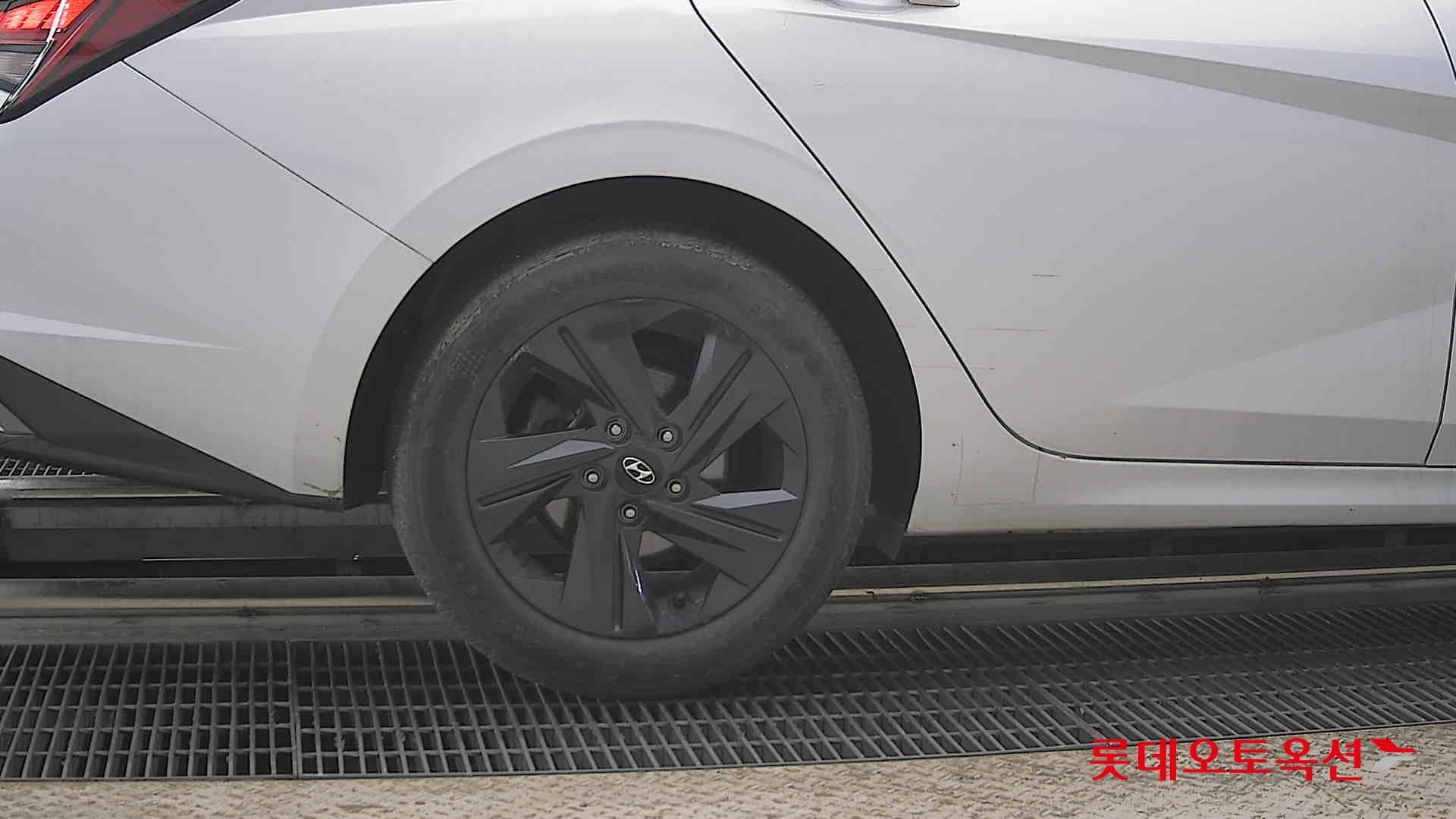 Hyundai Elantra - 28