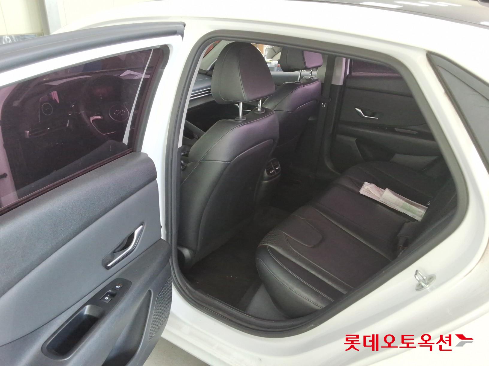 Hyundai Elantra - 36
