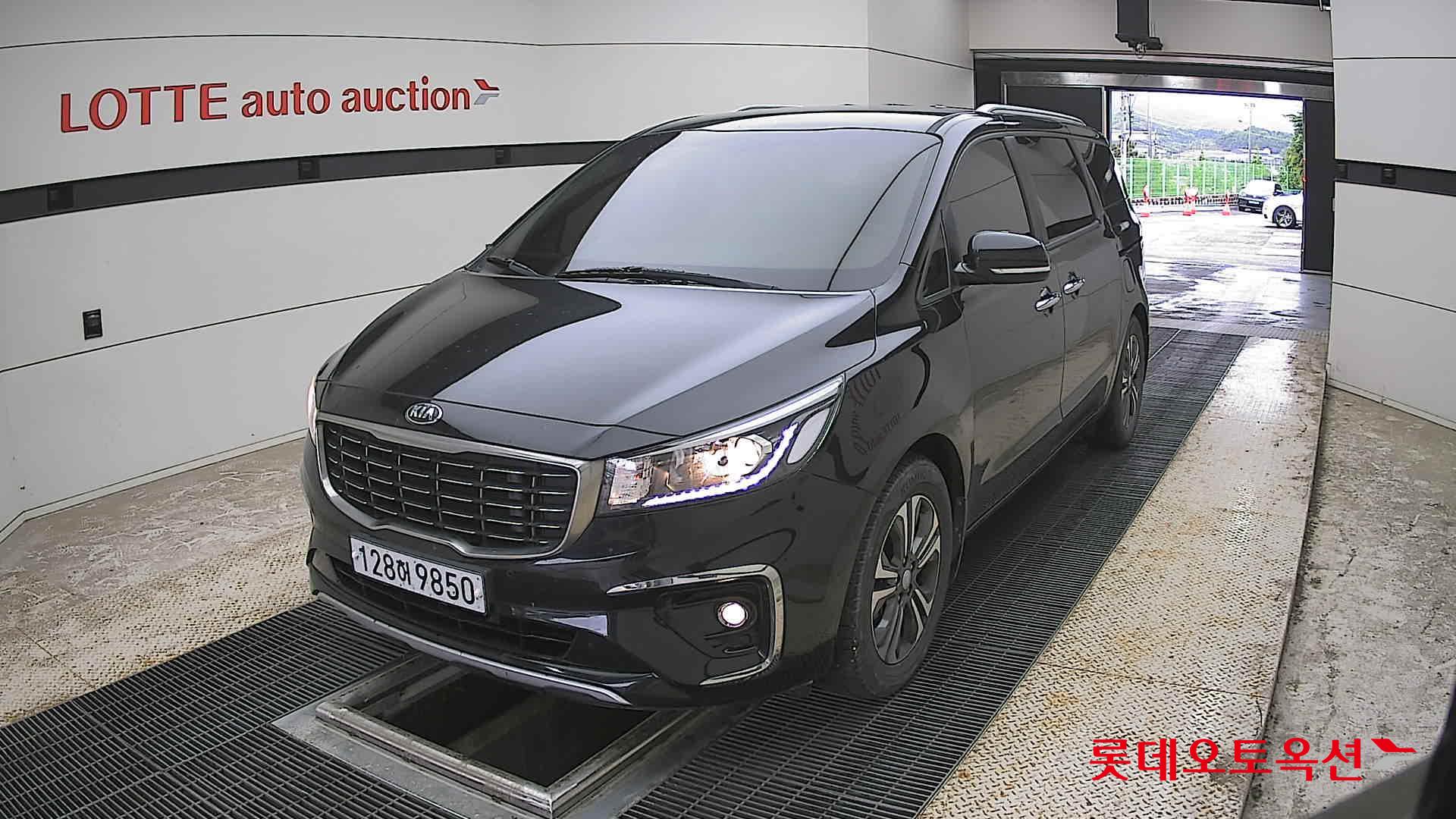 Kia New Carnival - 10