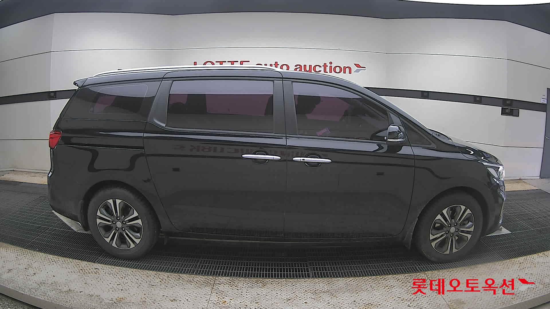 Kia New Carnival - 21