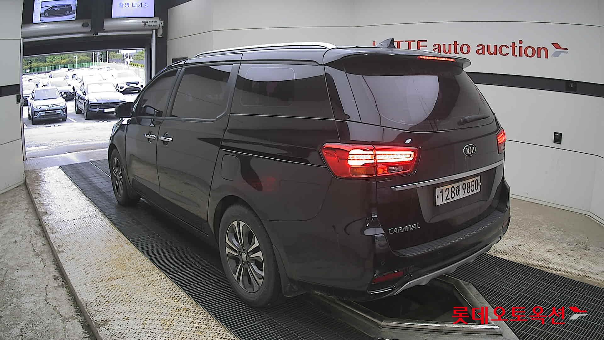 Kia New Carnival - 4