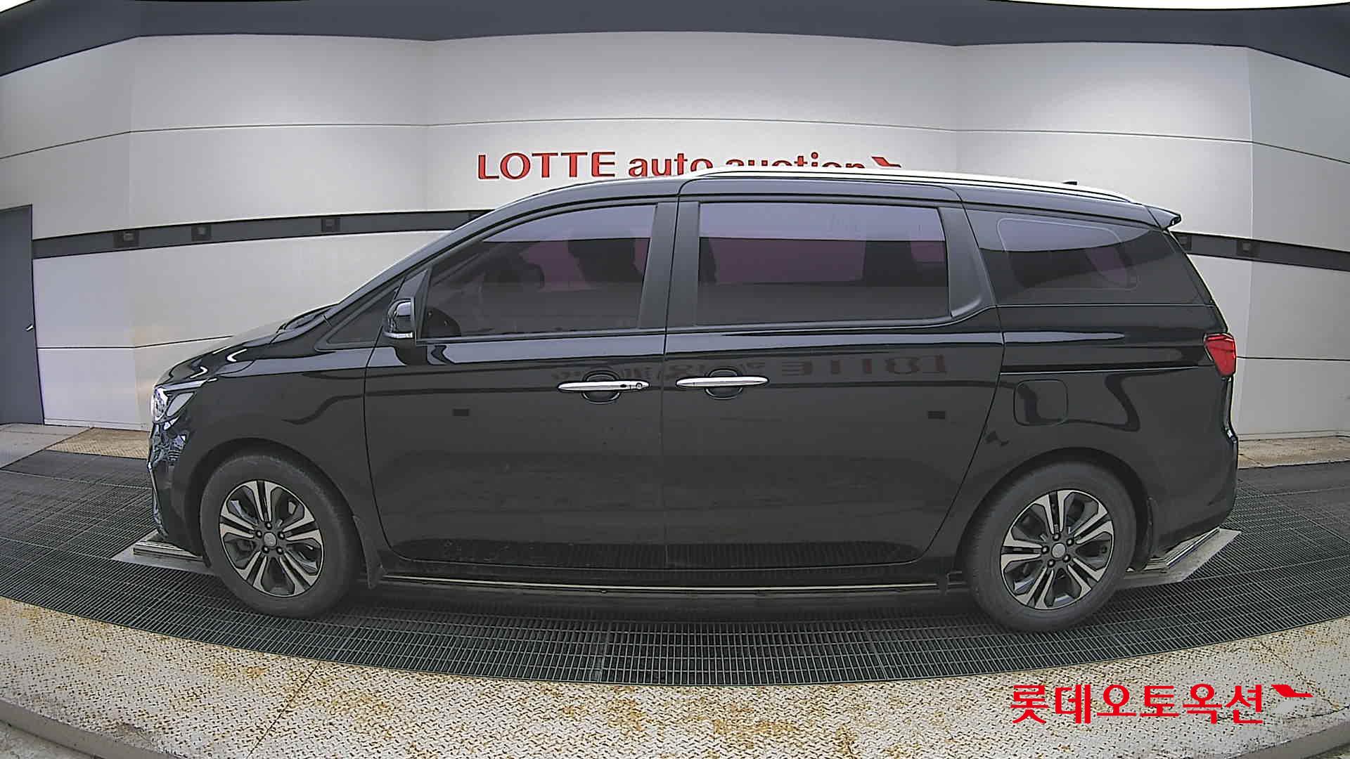 Kia New Carnival - 13