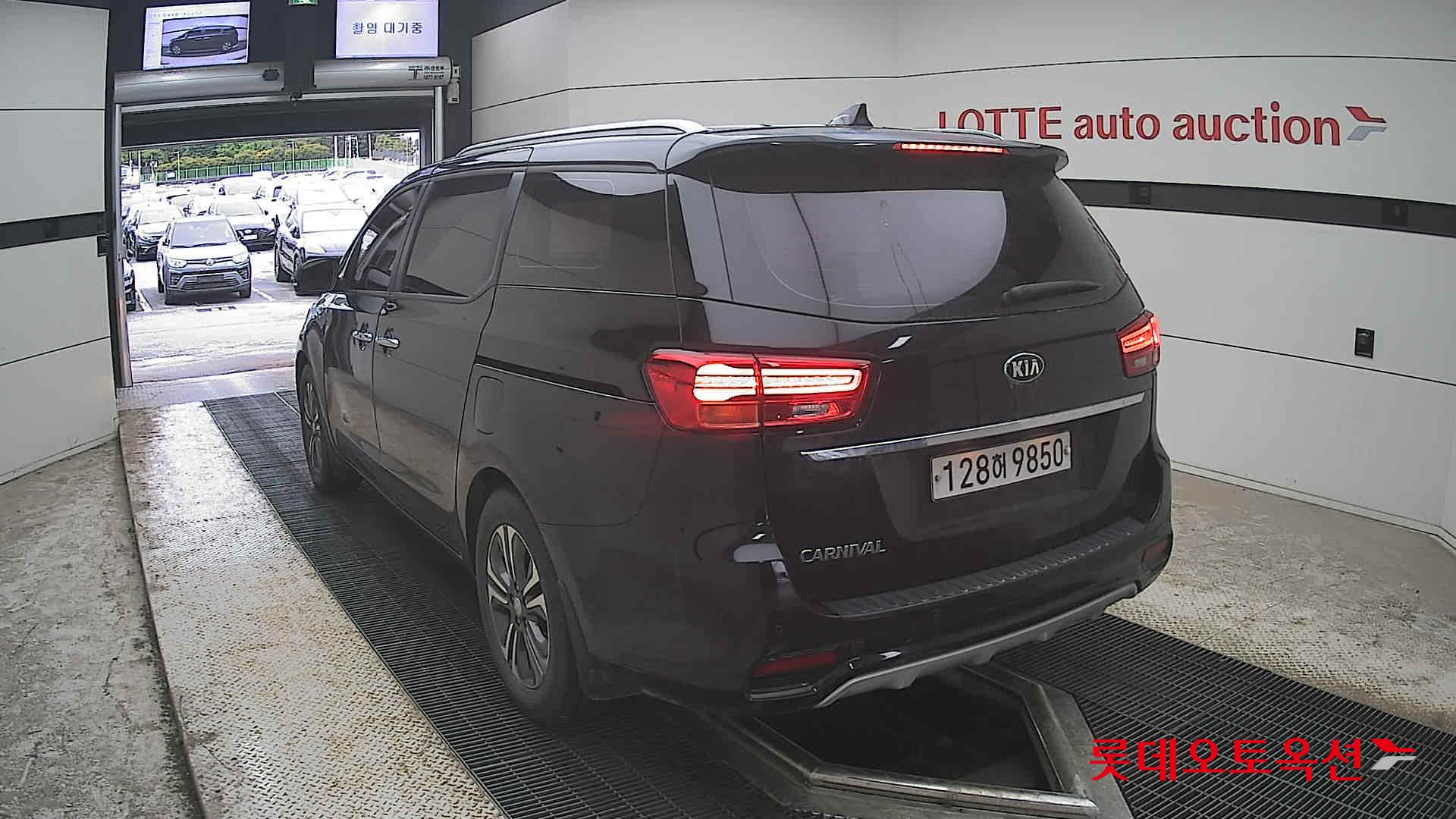 Kia New Carnival - 16