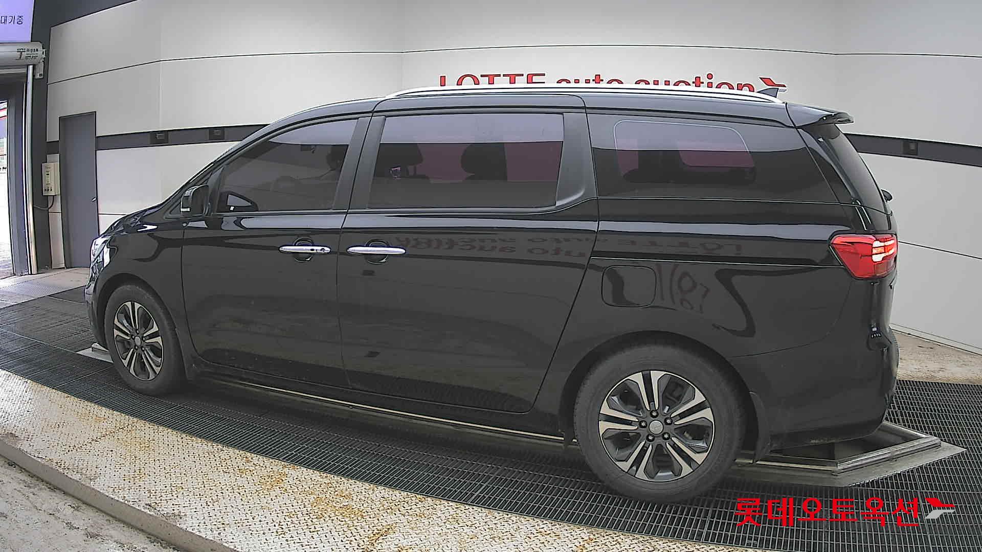 Kia New Carnival - 14