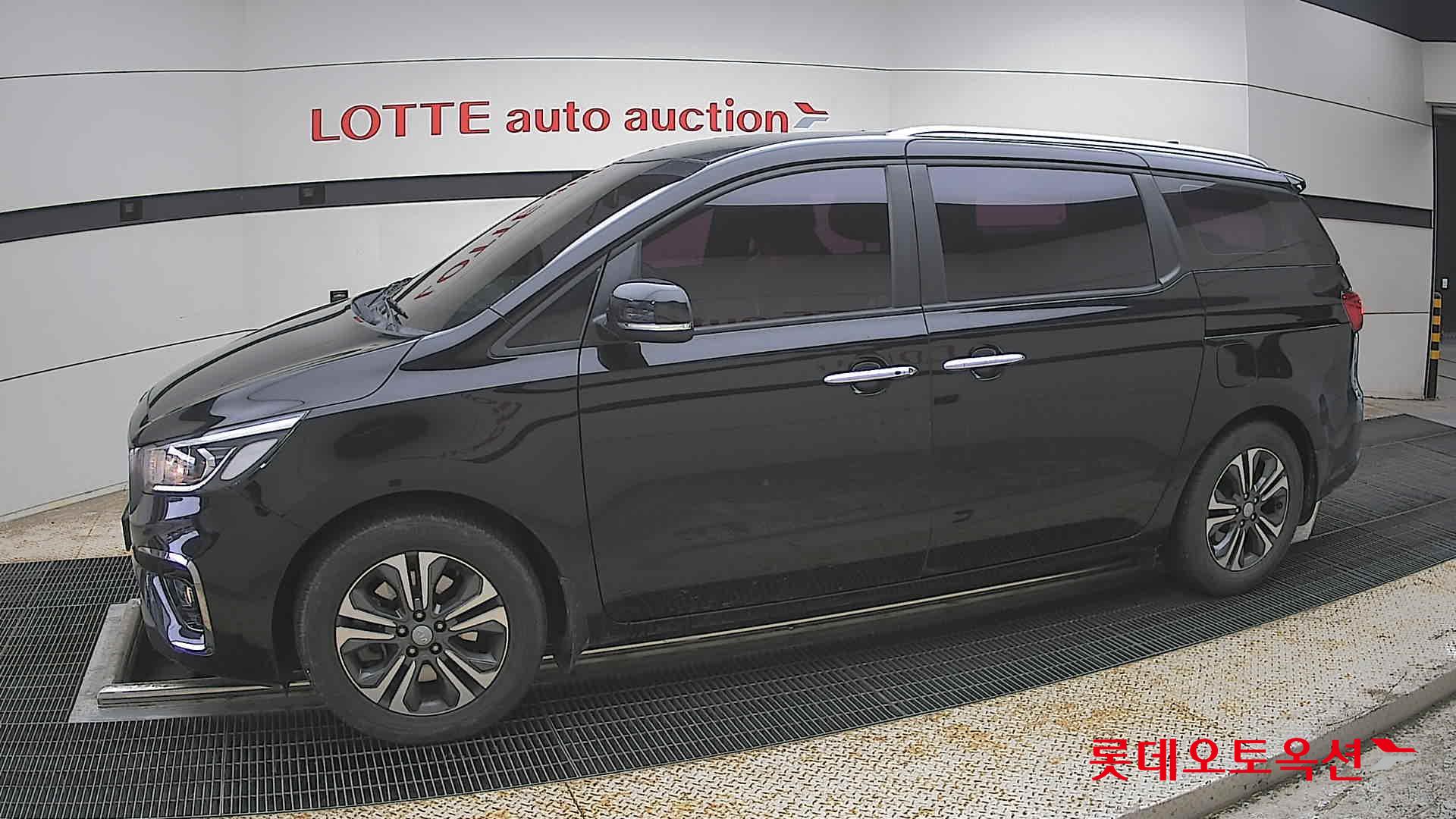 Kia New Carnival - 12