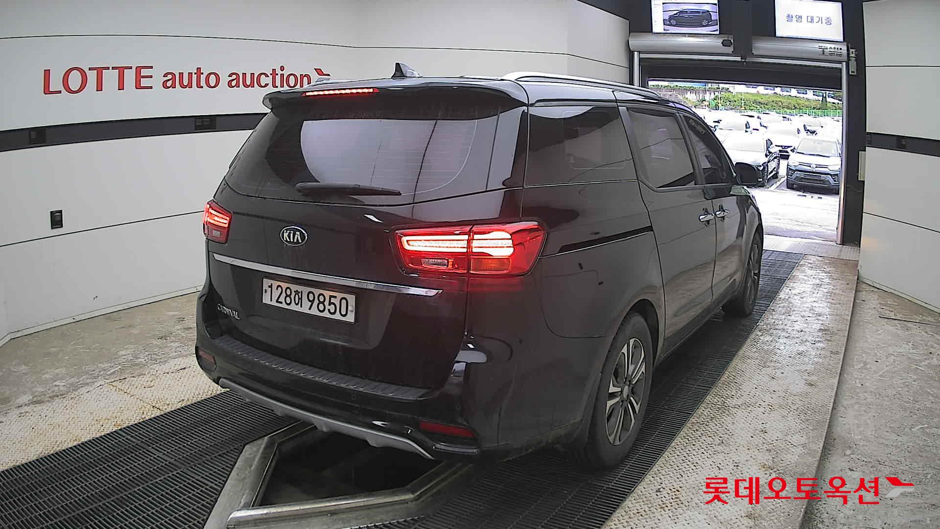 Kia New Carnival - 18