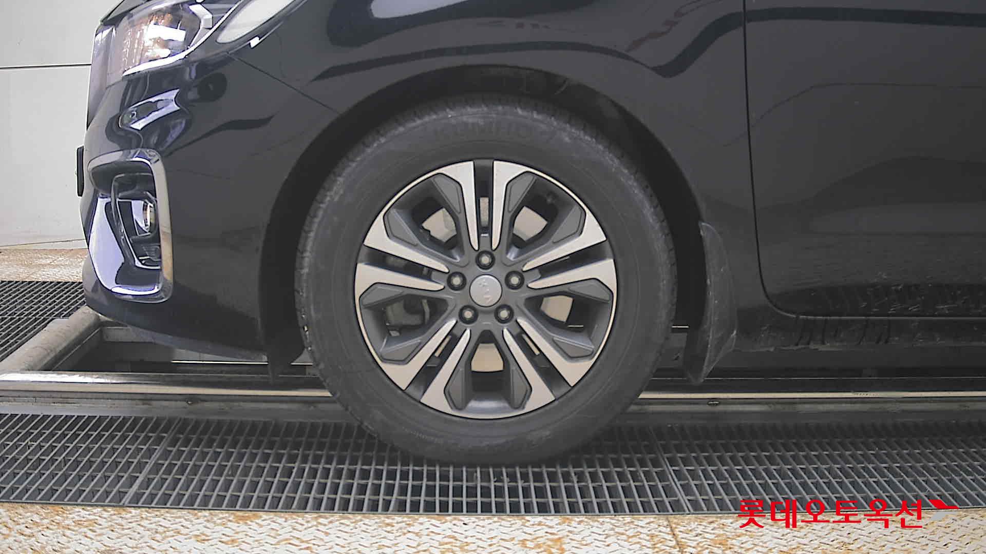 Kia New Carnival - 25