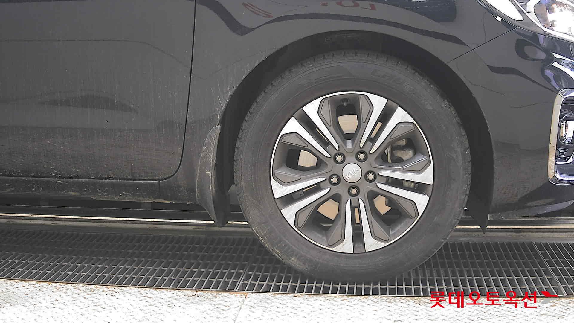 Kia New Carnival - 27